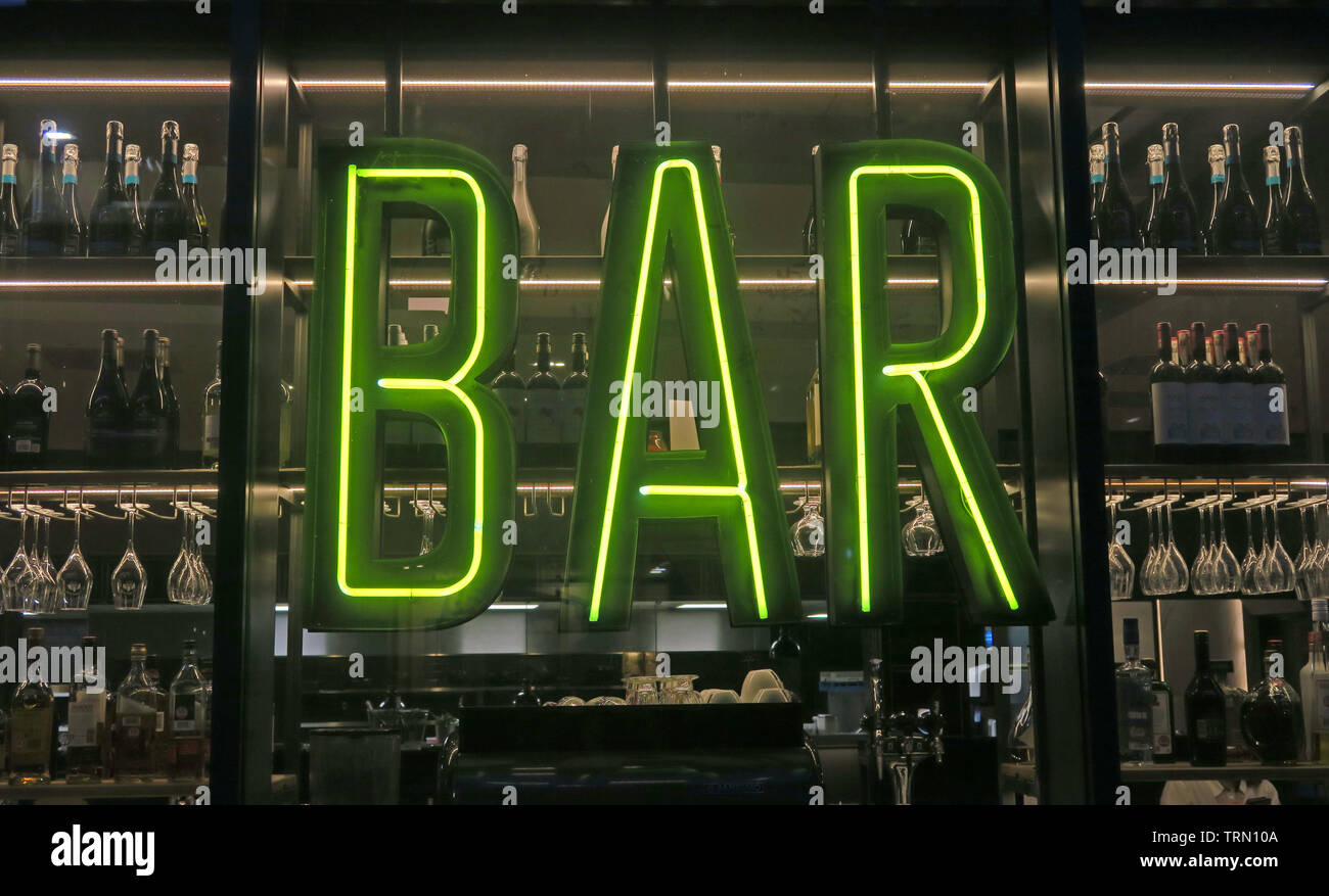 Bar sign in neon jaune, verres, verres, bouteilles, Aberdeen, Écosse, Royaume-Uni Banque D'Images