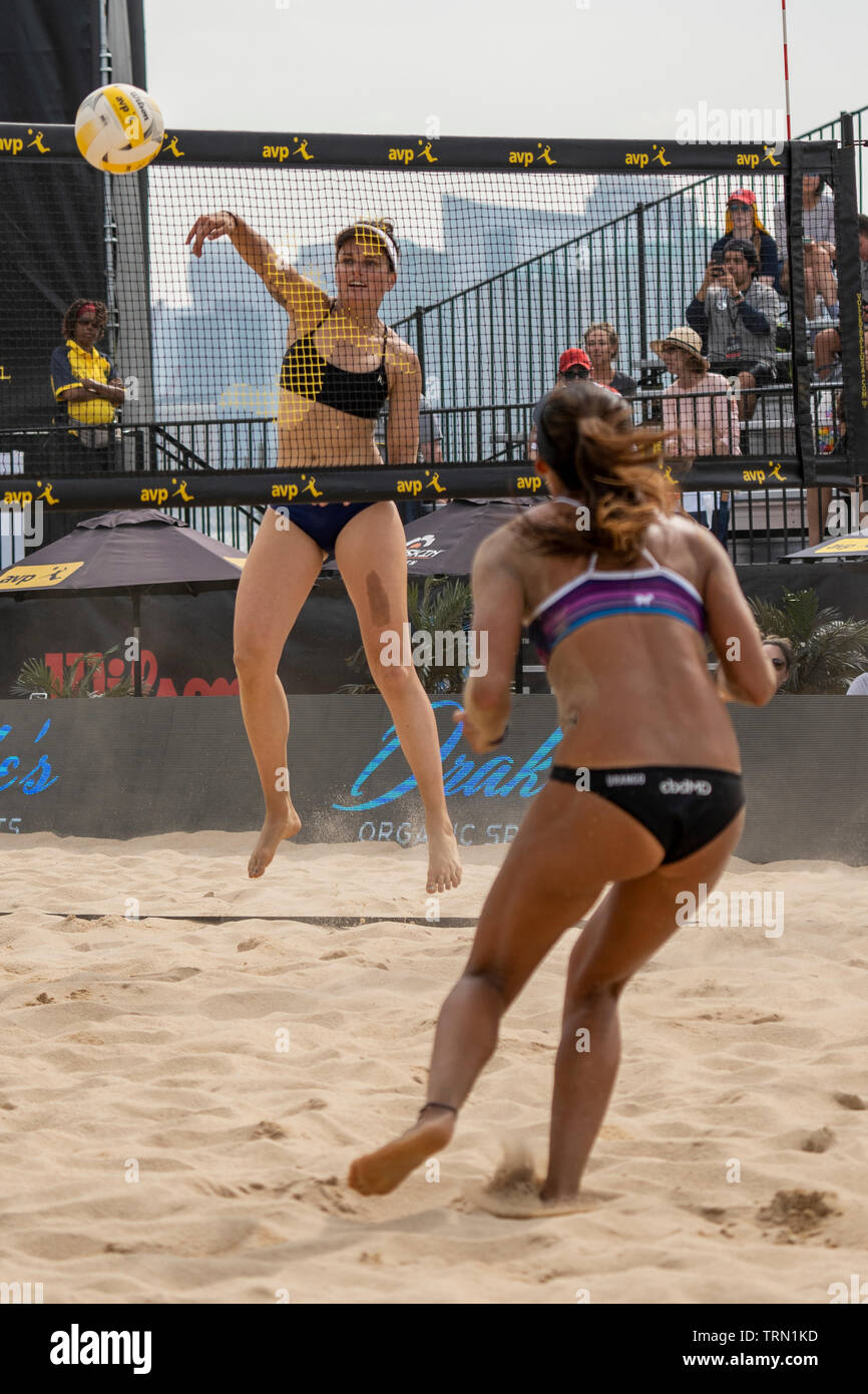 Karissa Cook/réhabilitation Jace en concurrence avec Caitlin Ledoux/Geena Urango dans le 2019 New York City Open beach-volley Banque D'Images