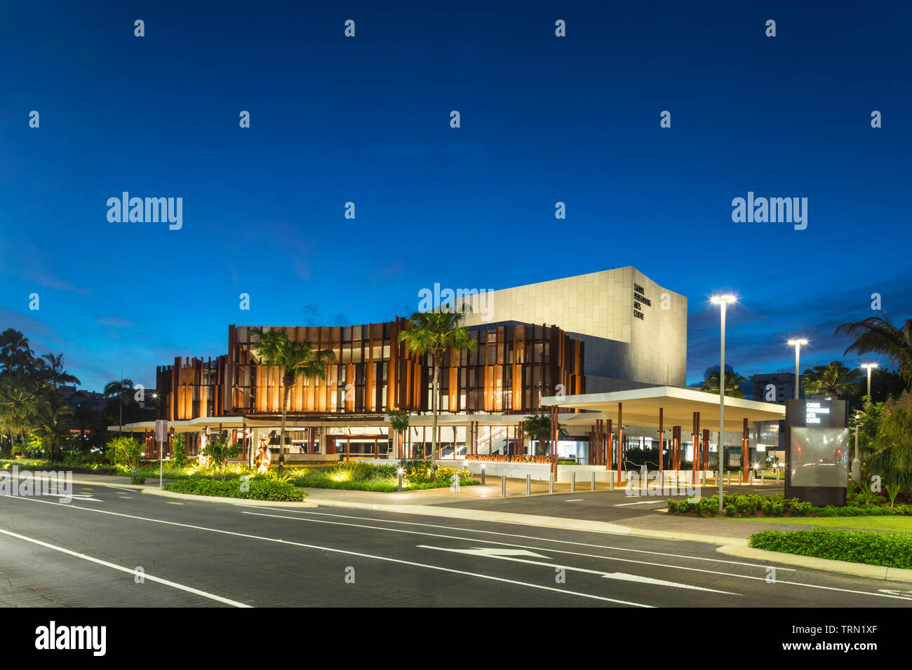 Le Cairns Centre des arts d'allumé au crépuscule, Cairns, Queensland, Australie Banque D'Images