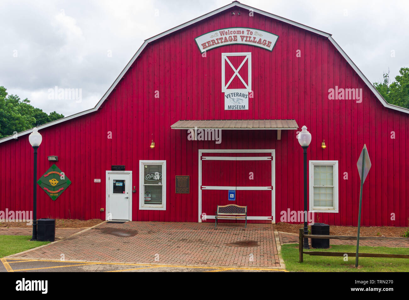 McDonough, Géorgie / USA - 9 juin 2019 : Le Musée de l'ancien combattant dans la région de Heritage Village à Heritage Park est dans une grange rouge ff. Banque D'Images McDonough, Géorgie / USA - 9 juin 2019 : Le Musée de l'ancien combattant dans la région de Heritage Village à Heritage Park est dans une grange rouge ff. Banque D'Images