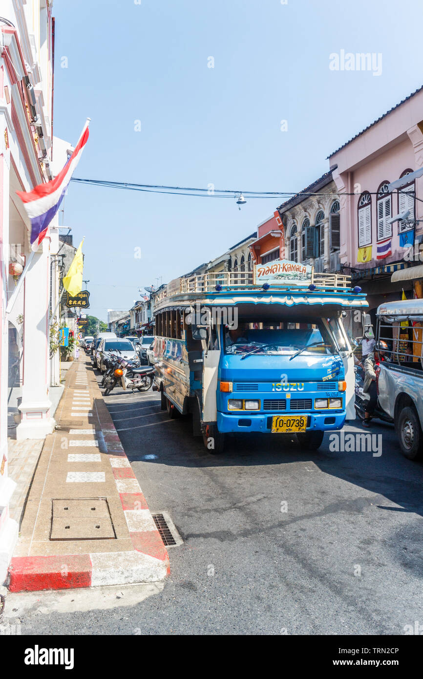 Phuket, Thaïlande - 26 janvier 2015 : un bus typique fait son chemin dans la rue. Ces bus Voyage à de nombreuses parties de l'île. Banque D'Images