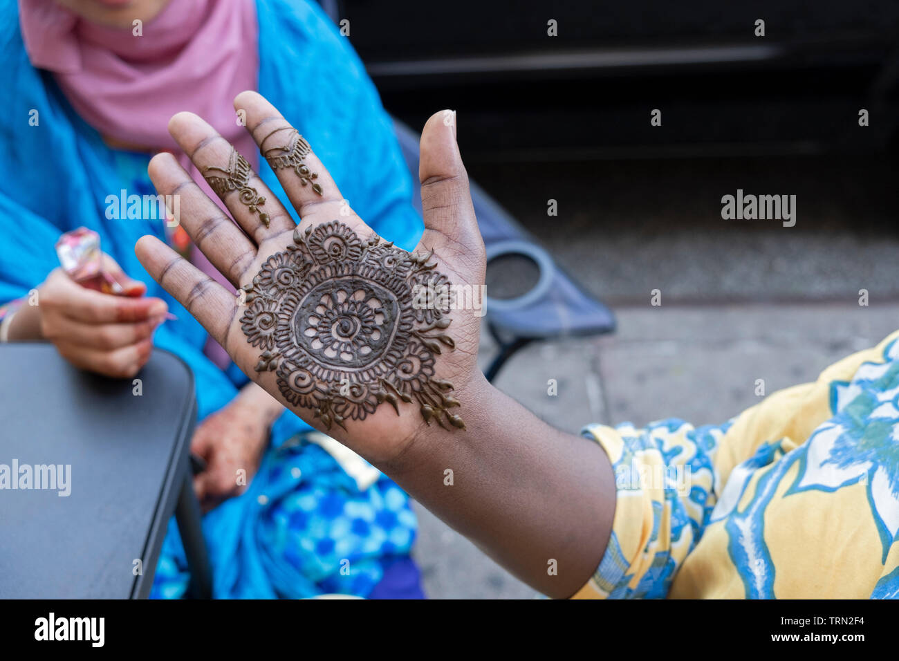 Henna hand eid Banque de photographies et d'images à haute résolution -  Alamy