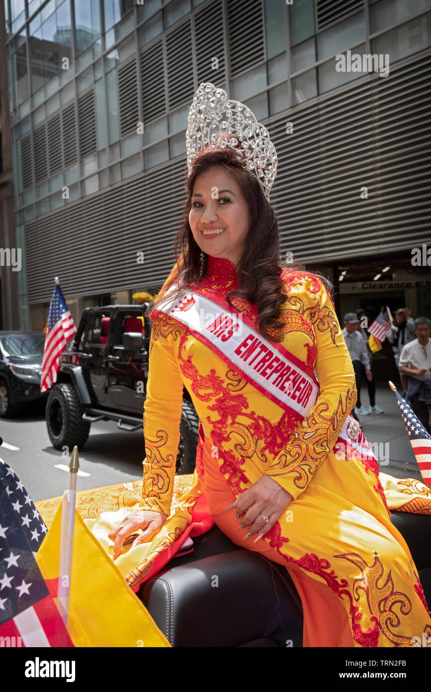 Mme Entrepreneur dans une belle robe & Tiara au défilé culturel américain vietnamiens à Midtown Manhattan, New York. Banque D'Images