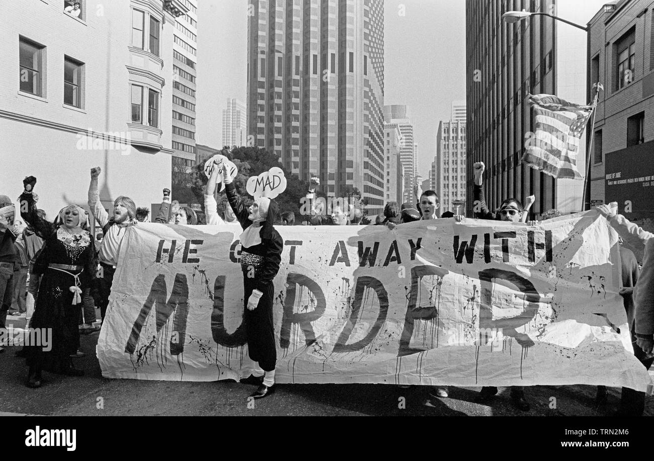 Des manifestants Dan White peine dans l'assassinat du maire George Moscone et gay-superviseur, Harvey Milk, poing levé, mars et 'il s'est échappé de meurtre' bannière, à San Francisco, 1970 Banque D'Images