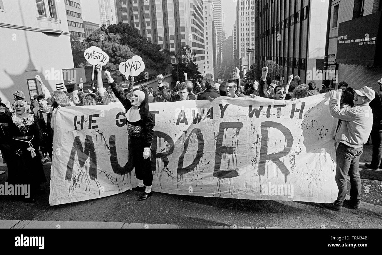 Des manifestants Dan White peine dans l'assassinat du maire George Moscone et gay-superviseur, Harvey Milk, mars et 'il s'est échappé de meurtre' bannière, à San Francisco, 1970 Banque D'Images