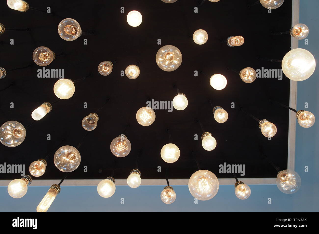 Détail d'un luminaire fait de dizaines de style différent (Ampoules ampoule  nue) lustre éclairage d'un pub de village dans la région de Carp, en  Ontario, Canada Photo Stock - Alamy