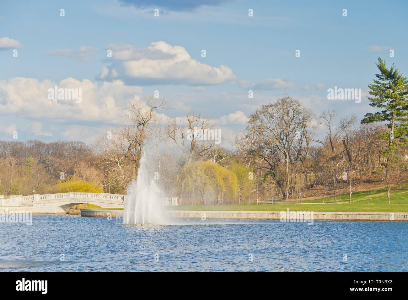 Le reste d'pluie nuages trail du Grand Bassin et ses fontaines à St Louis Forest Park sur une après-midi d'avril. Banque D'Images Le reste d'pluie nuages trail du Grand Bassin et ses fontaines à St Louis Forest Park sur une après-midi d'avril. Banque D'Images