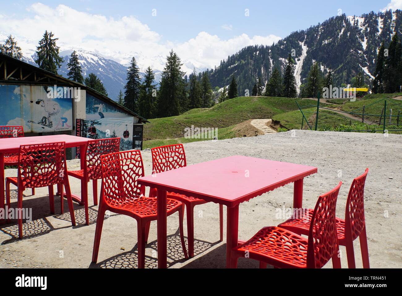 Tables et chaises rouge avec une vue panoramique de l'himalaya Banque D'Images