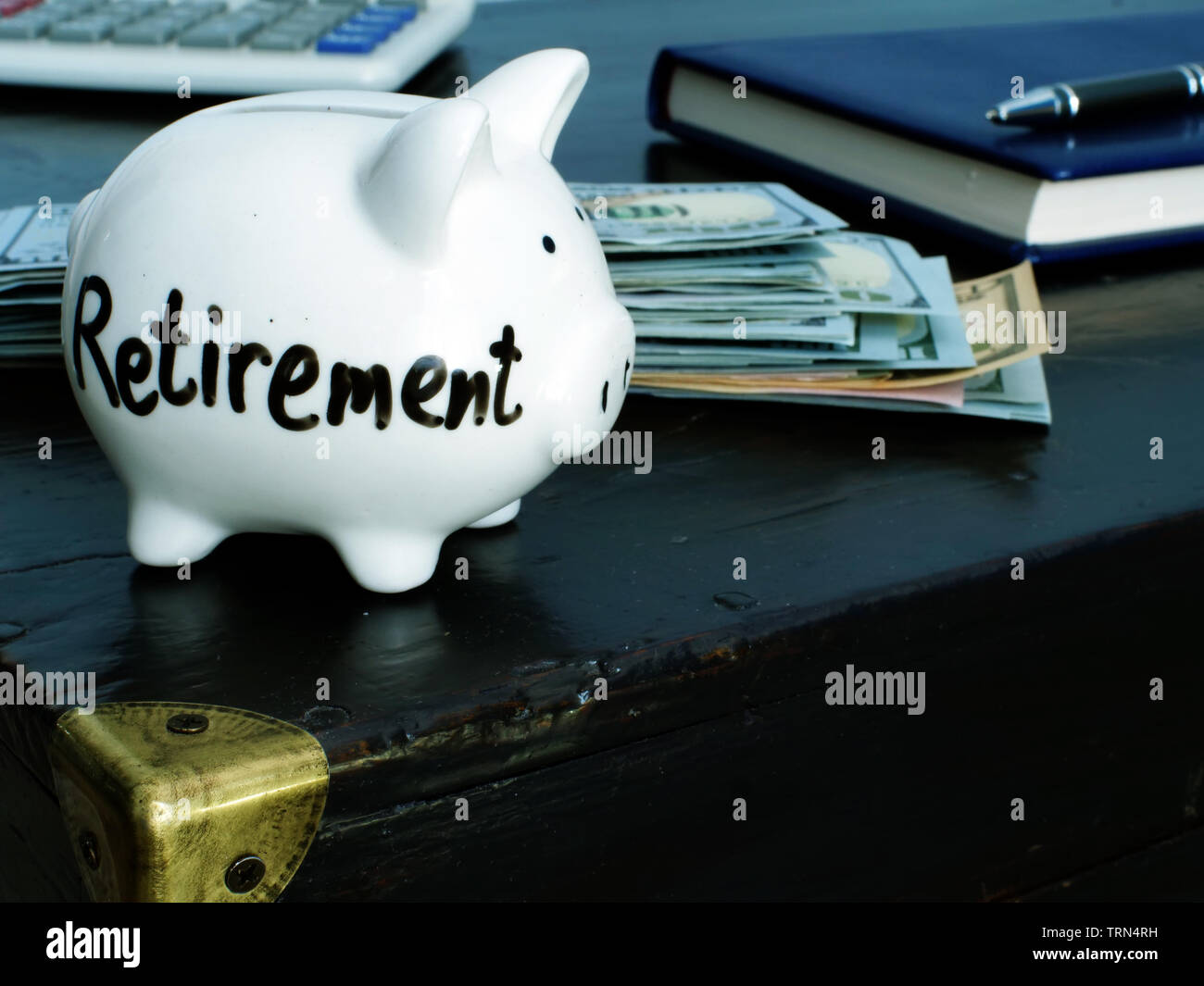 L'épargne pour la retraite. Piggy Bank on vintage table. Banque D'Images