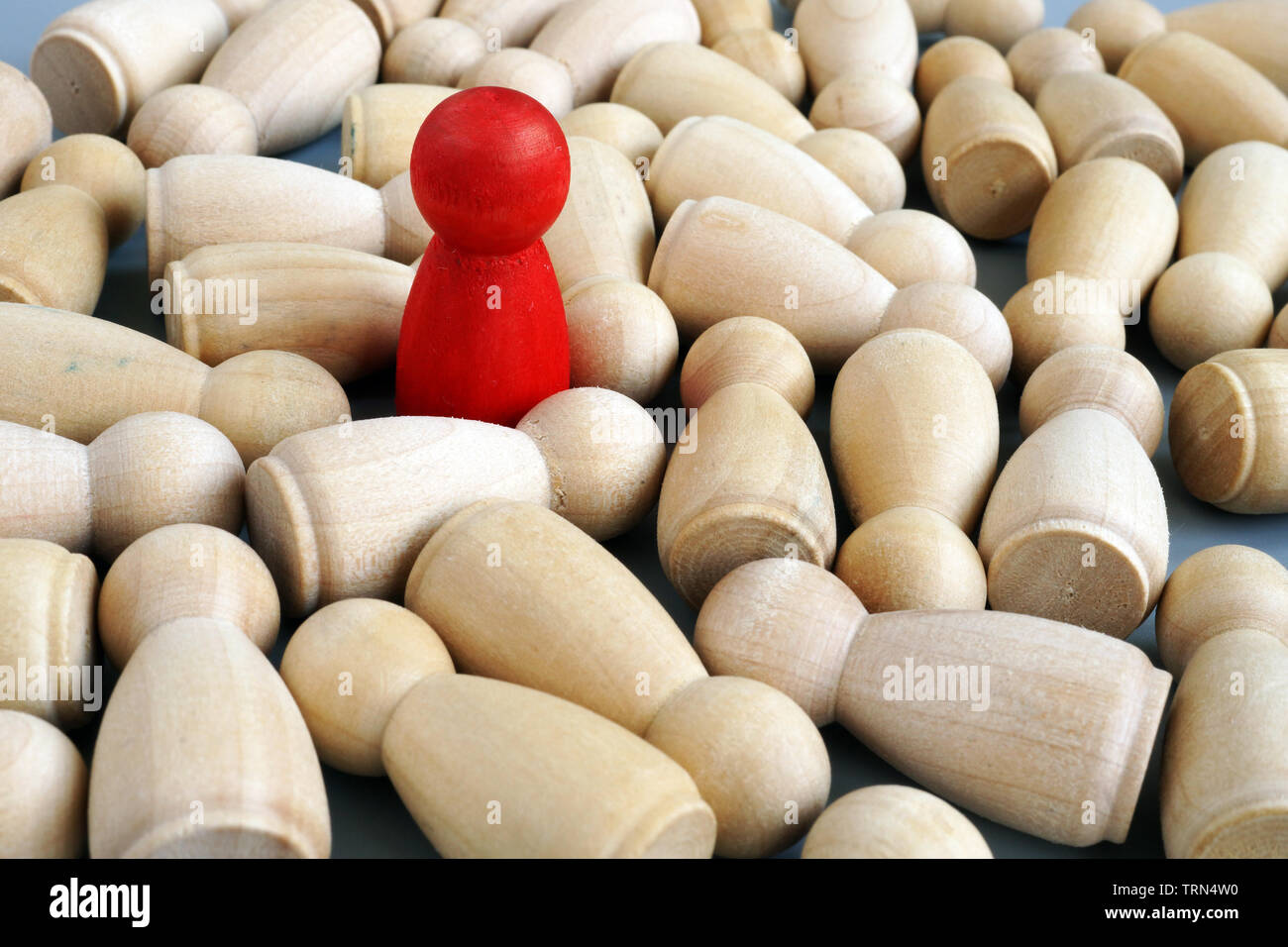 Excellent manager dans l'entreprise. Figurine en bois rouge. Avantage concurrentiel. Banque D'Images