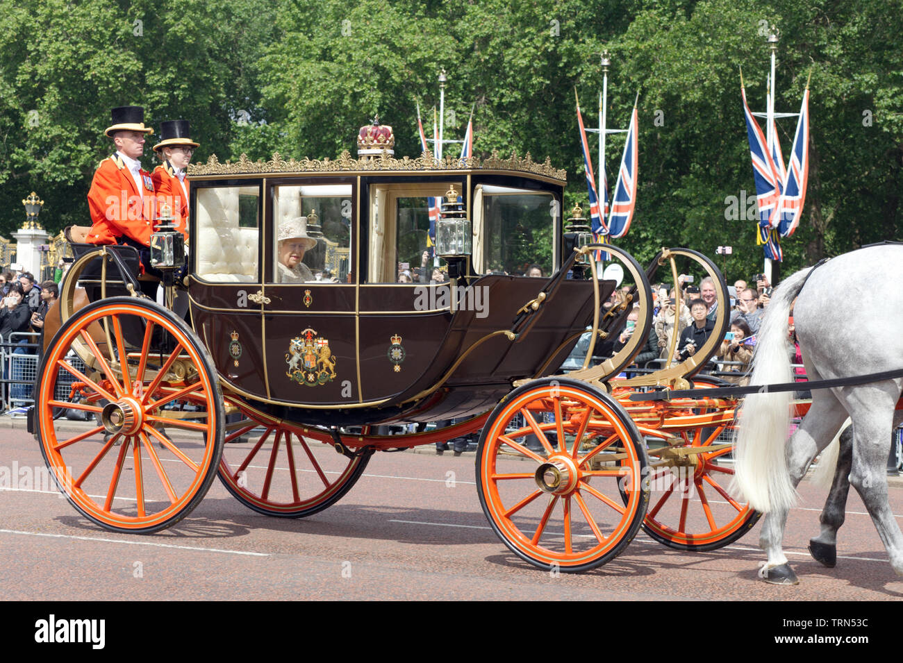 La Reine d'Angleterre dans l'entraîneur de l'État écossais, de quitter le palais de Buckingham pour la parade la couleur 2019 Banque D'Images