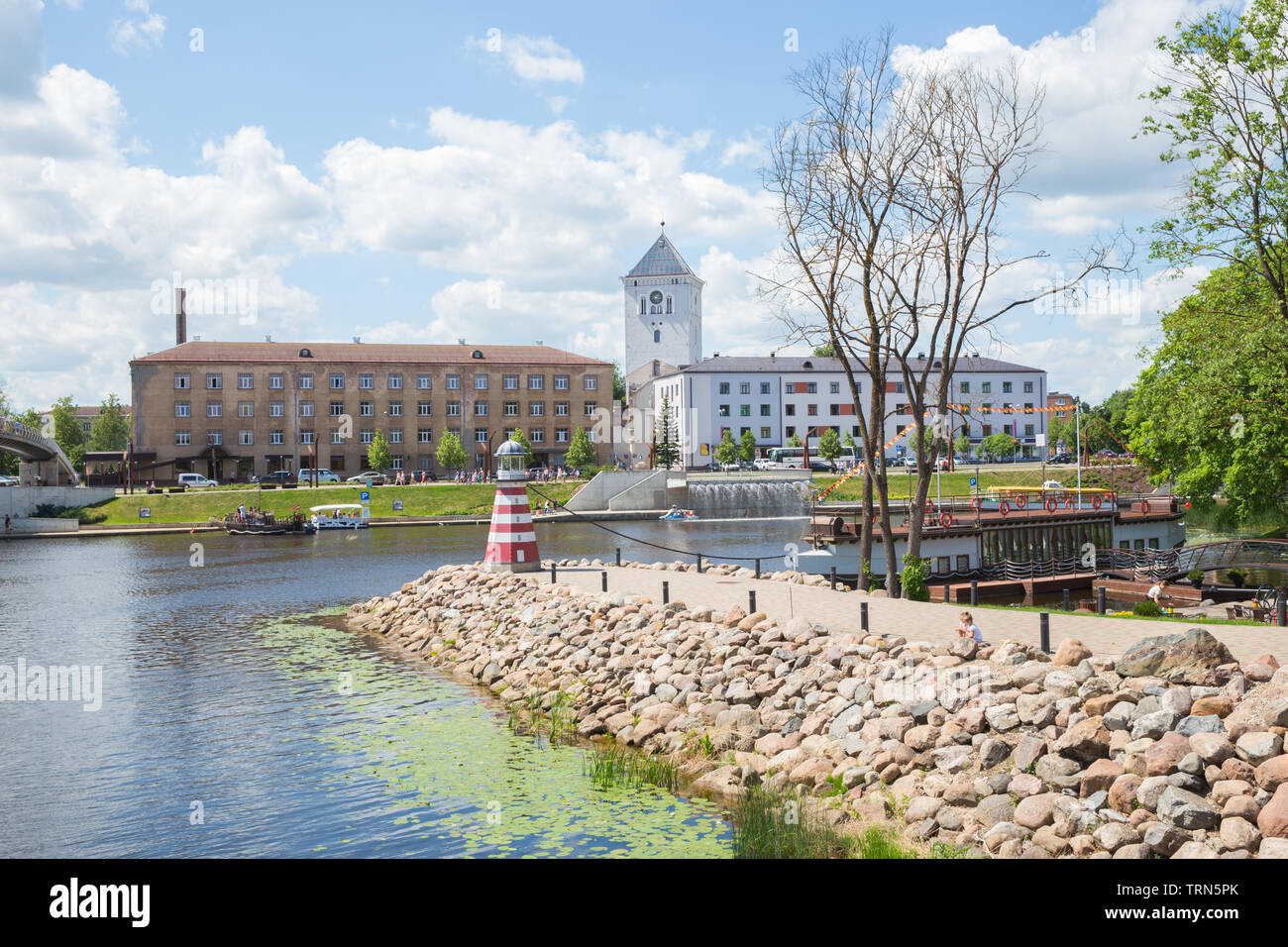 Ville Jelgava, République de Lettonie. Rivière Lielupe, peuples autochtones et urbains sur la ville. Maisons et des chemins de randonnée. Jun 9. 2019. Photos de voyage. Banque D'Images