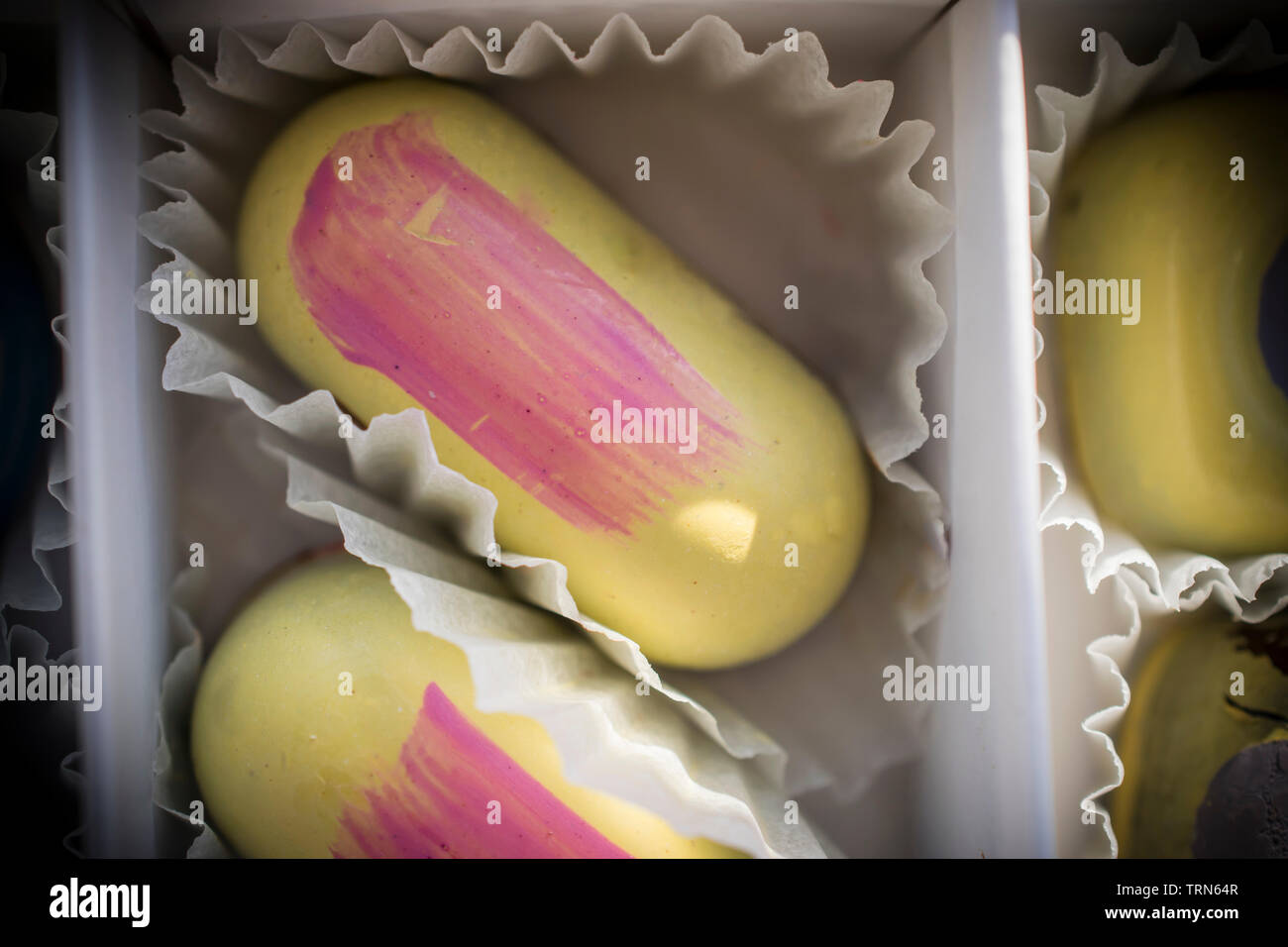 Jaune et rouge de bonbons dans une boîte-cadeau Banque D'Images