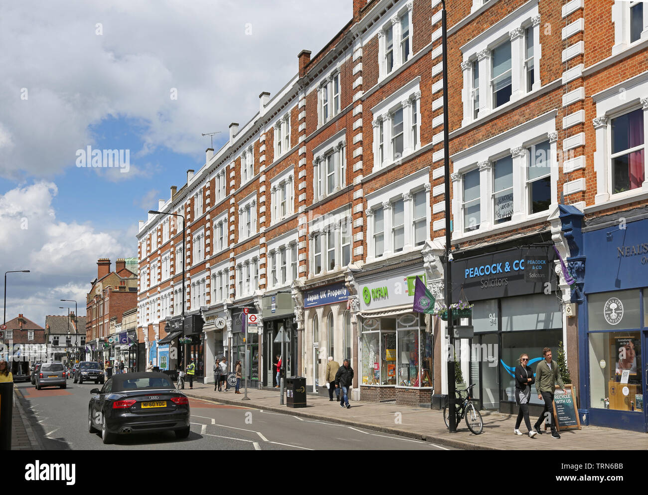 Wimbledon Village, un riche domaine du sud-ouest de Londres, à proximité du célèbre club de tennis. Salons boutiques près de l'intersection de High Street et de Belvedere Road. Banque D'Images