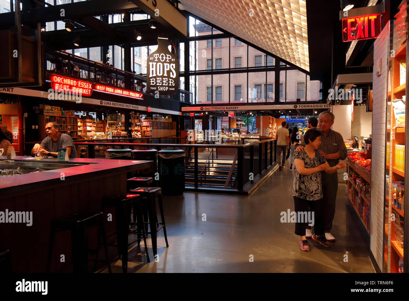 L'intérieur du marché, les acheteurs d'Essex juin 2019. Lower East Side, New York City Banque D'Images