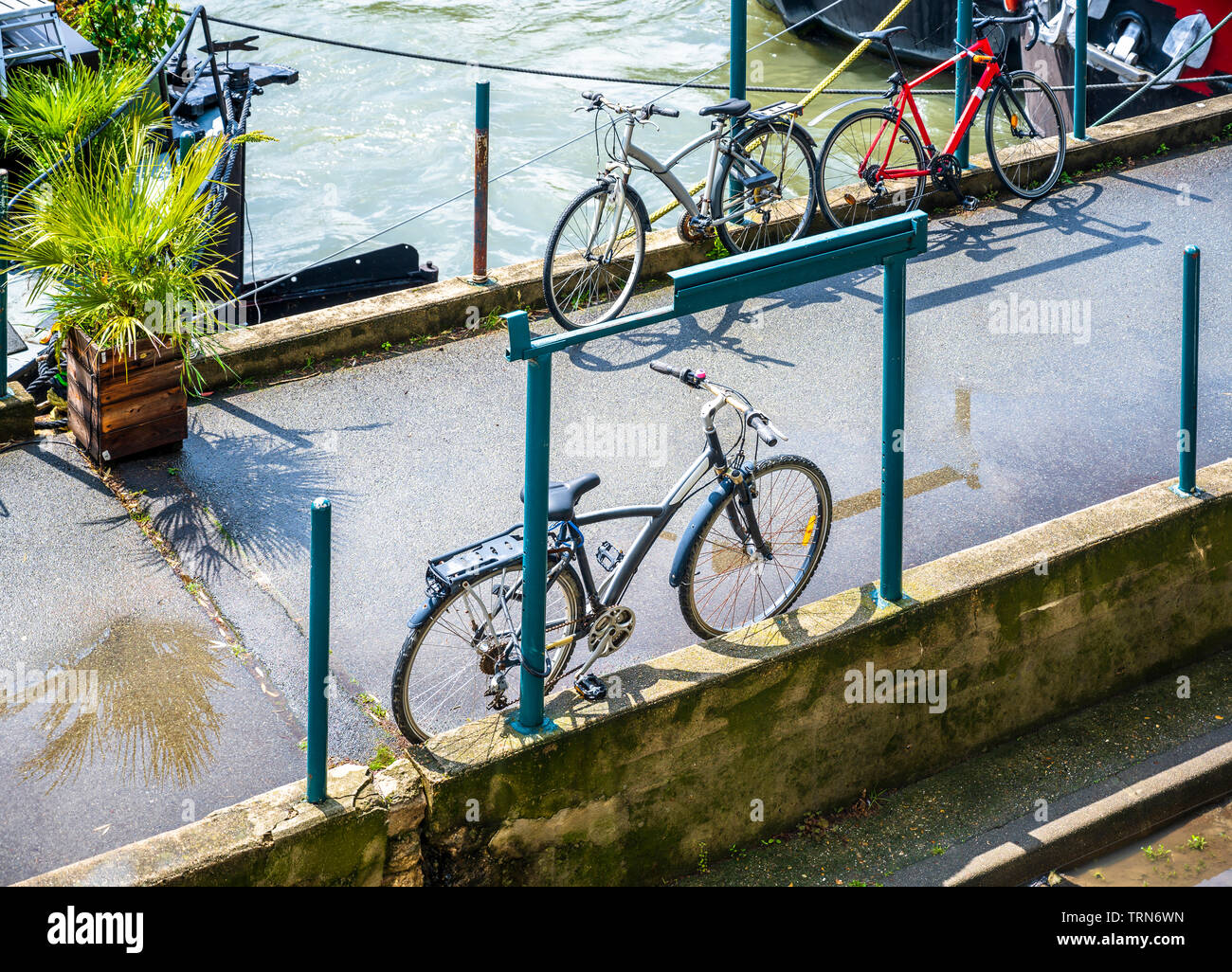 Des bicyclettes de voile et location de stand propriétaires le long du quai sur la rivière Seine, prêt à prendre les cyclistes à tout point du vieux Paris historique avec stree étroit Banque D'Images