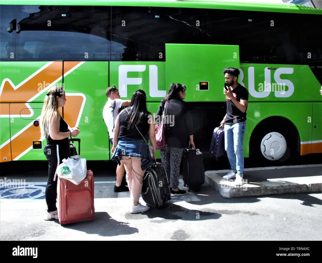 Les jeunes de charger leurs bagages sur un Flixbus bifore bus quitter Photo  Stock - Alamy