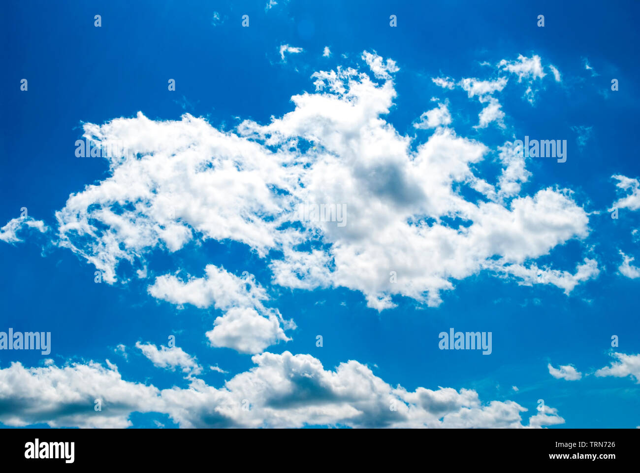 Été, ciel bleu avec des nuages blancs. Banque D'Images