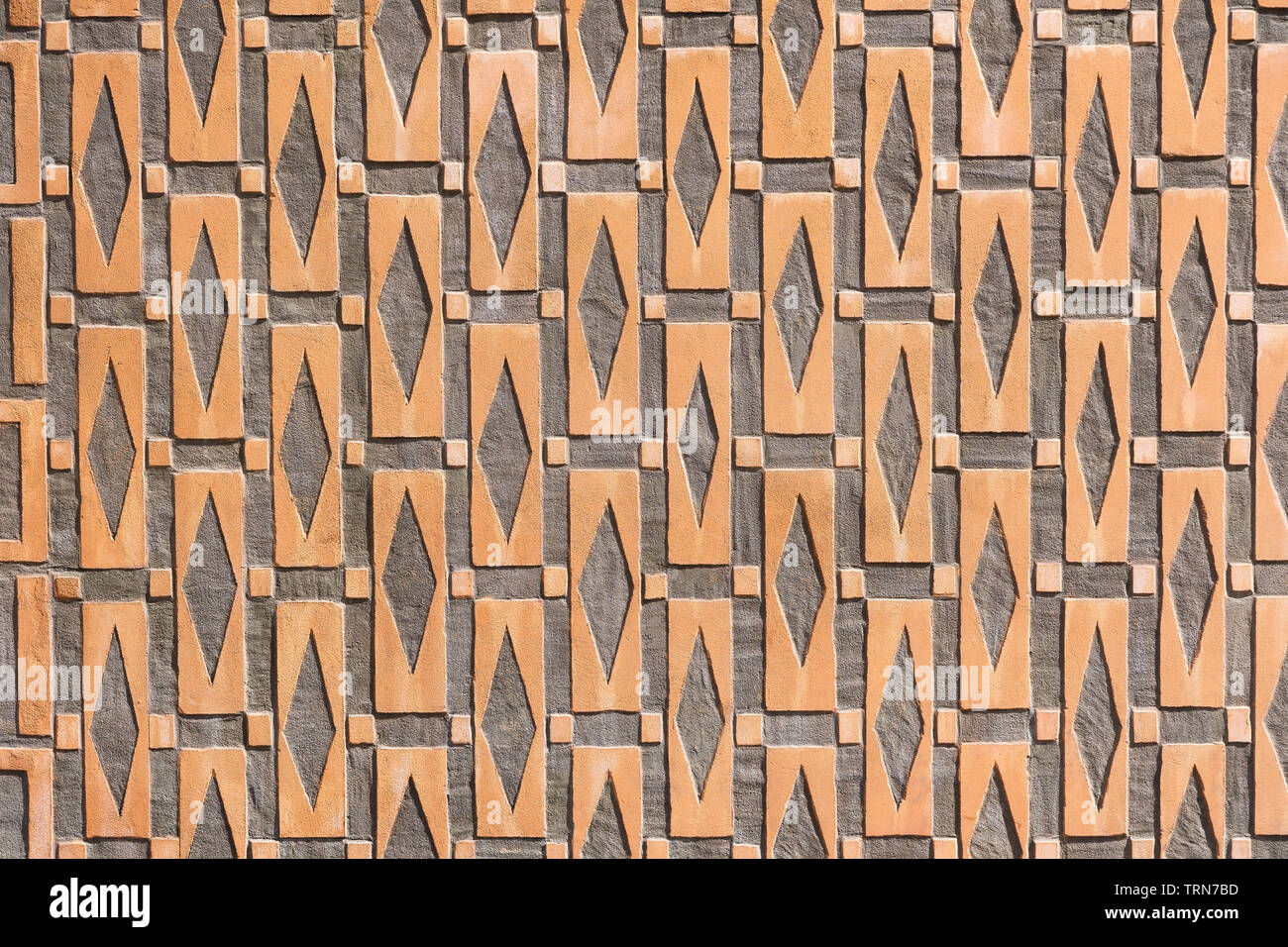 La texture de fond ou avec motif géométrique rectangulaire, carré et losange des formes de façade de maison historique dans la vieille ville de Varsovie en Pologne. Banque D'Images