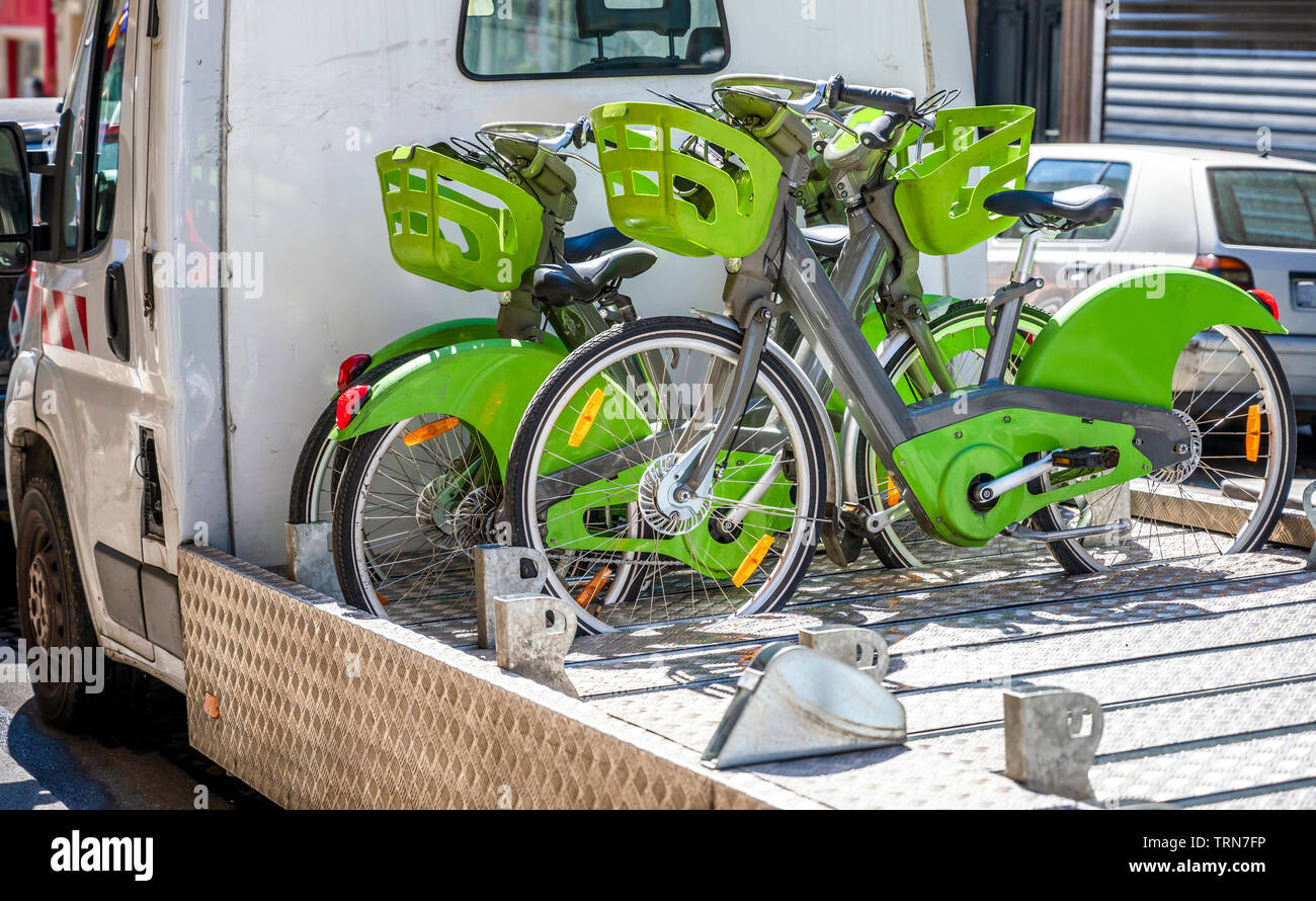 Transport public de la rue verte louer des vélos avec panier pour voyager autour de la ville de Paris sur le stand de location de camions pour la livraison d'un parking réseau Banque D'Images