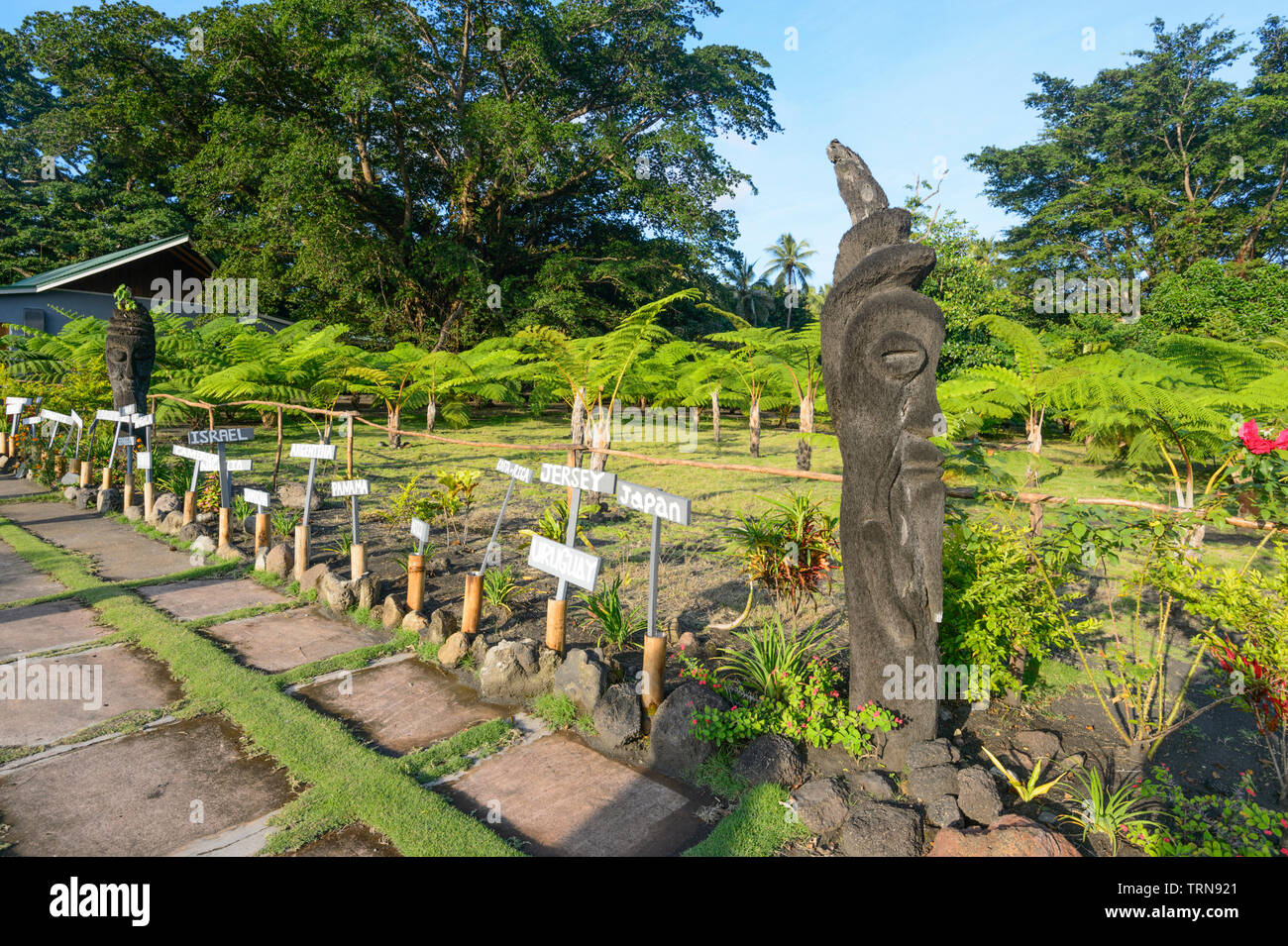 Le jardin près de Mt le volcan Yasur a signe avec le nom du pays d'accueil des visiteurs, l'île de Tanna, Vanuatu Banque D'Images