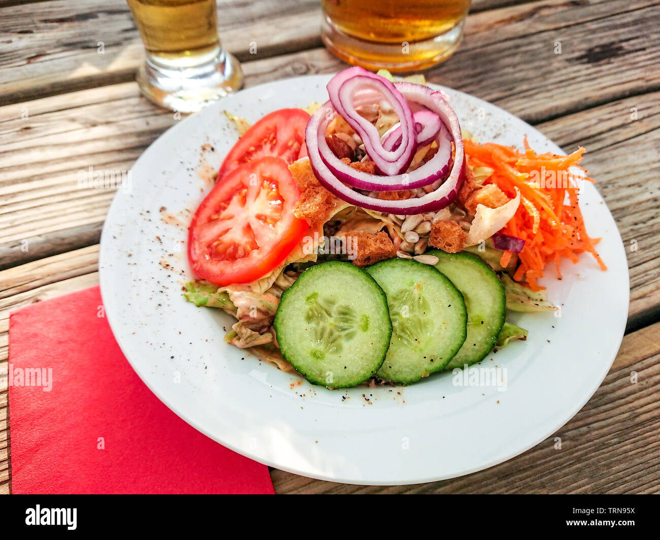 Salade mixte avec l'oignon rouge et de la bière, vue du dessus Banque D'Images