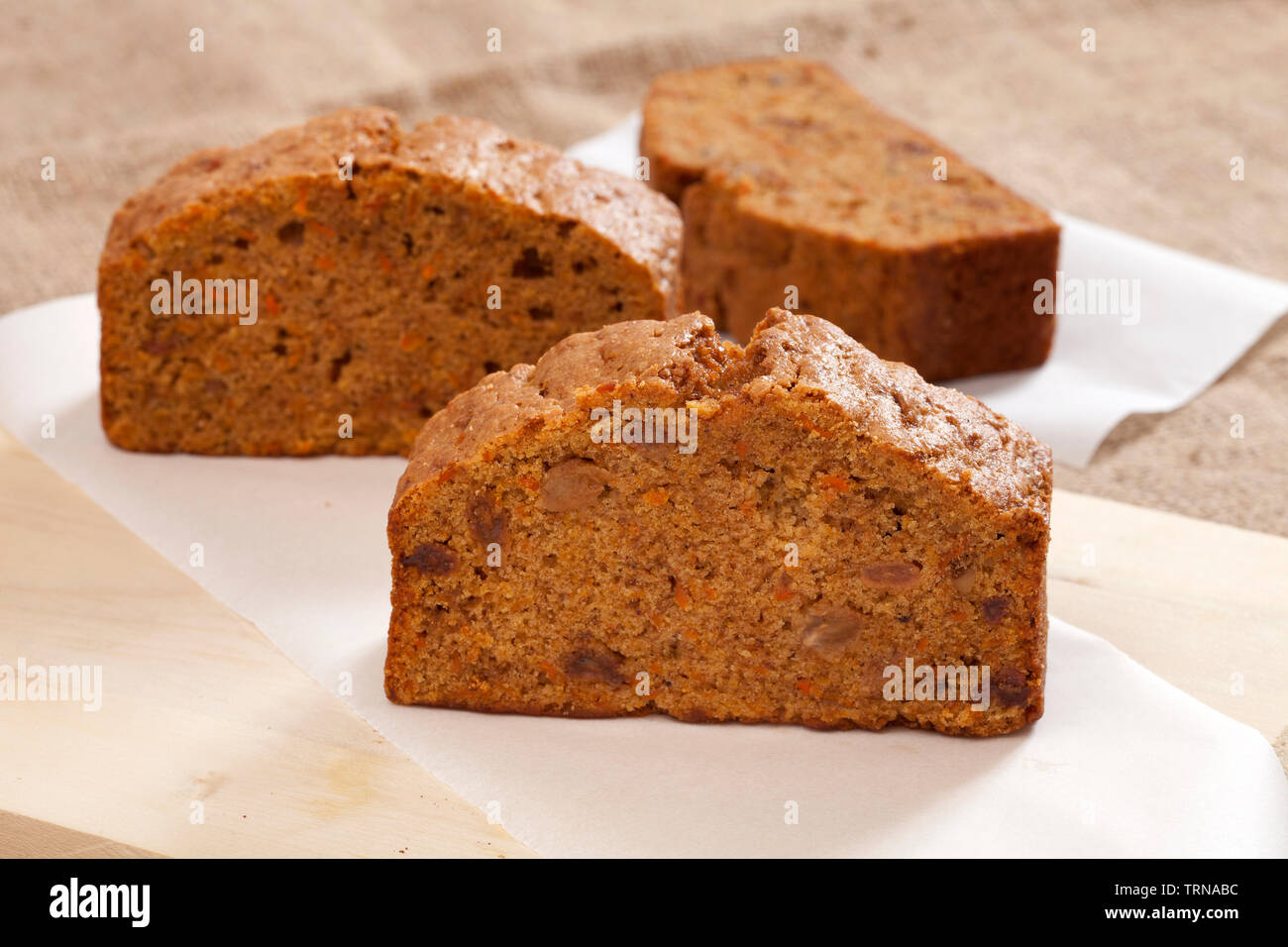 Trois tranches de gâteau cannelle carotte Banque D'Images