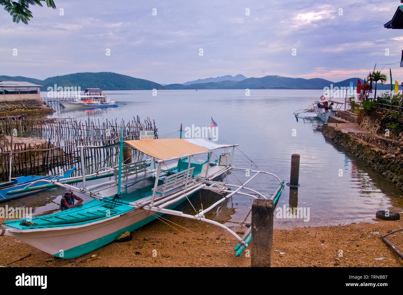 Un autochtone ou un bateau de bangka est le principal moyen de transport dans ces îles. Motorisé et entraîné par les bateliers expérimentés, c'est la meilleure façon d'island hop. Banque D'Images