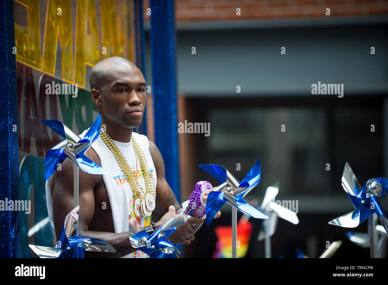 NEW YORK - 25 juin 2017 : un beau jeune homme afro-américain passe sur un flotteur à la Gay Pride Parade annuelle à Greenwich Village. Banque D'Images