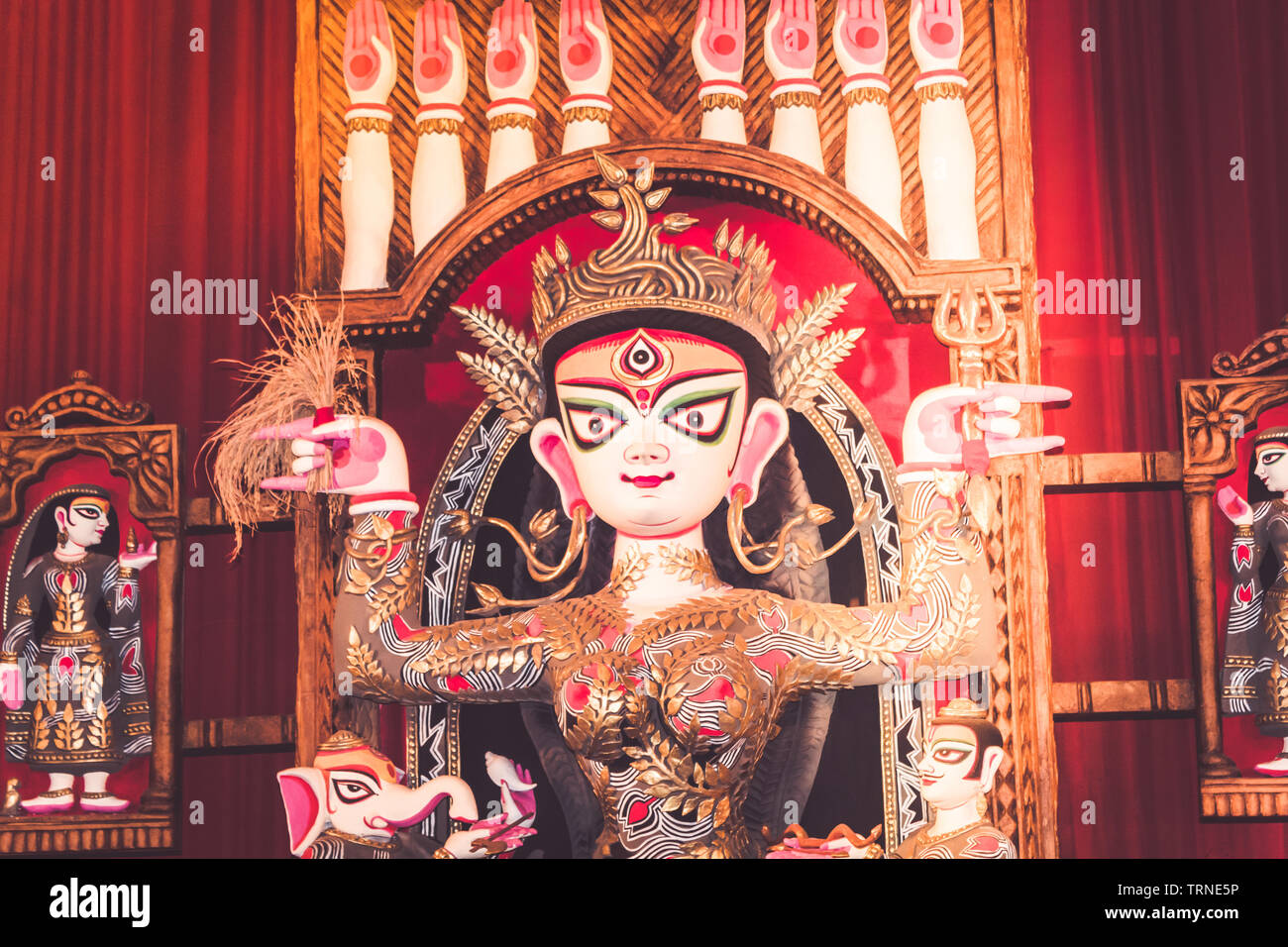 Potrait de déesse Durga idol au sud d'un célèbre temple de Kolkata Durga puja (pandal) sur 'Maha Ashtami' Banque D'Images