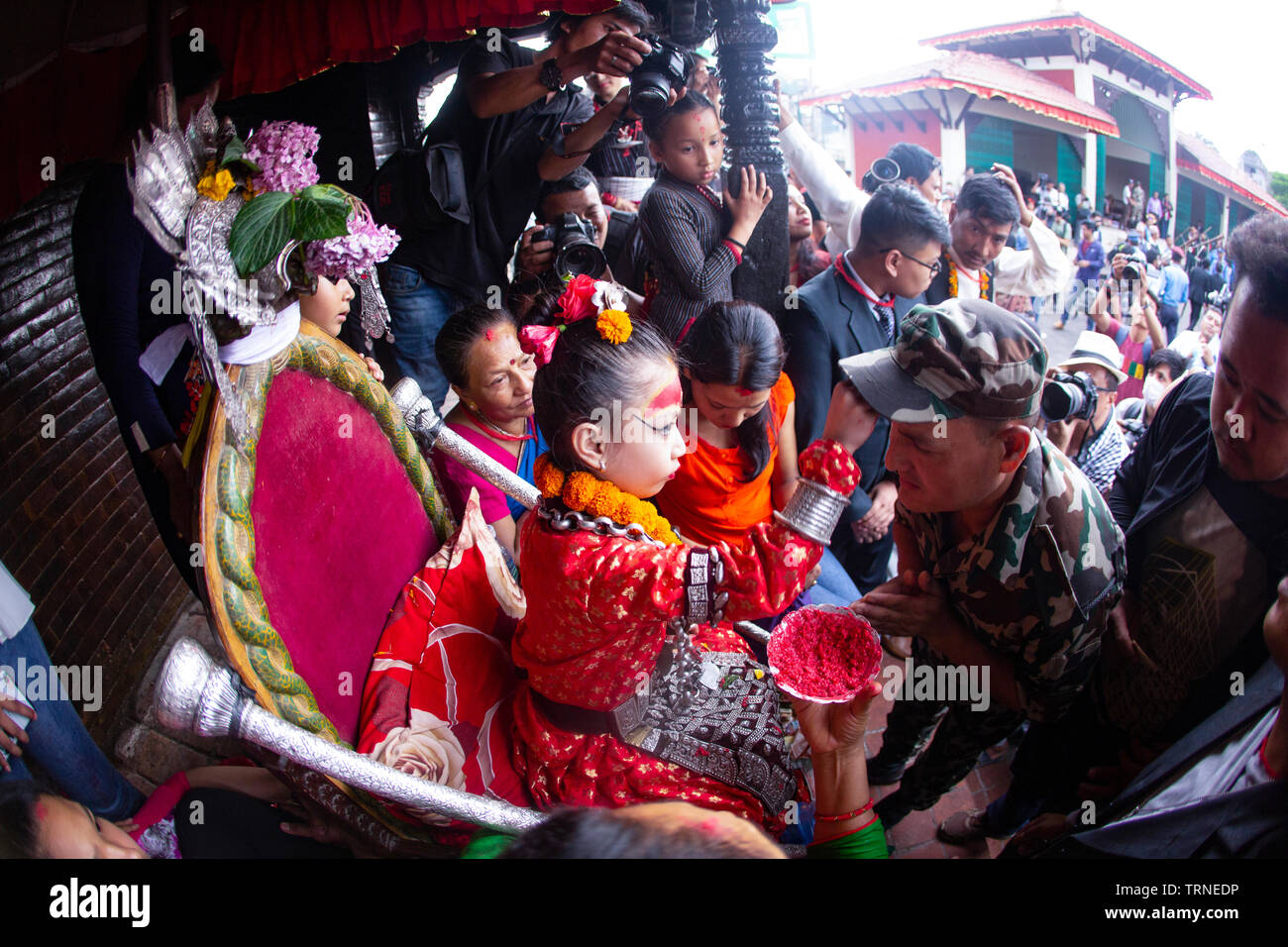 Katmandou, Népal, 09 juin, 2019. Dieu vivant "Kumari' participant à la dernière journée d'un mois de festival Rato Machindranath festival. Sarita Khadka/Alamy Banque D'Images