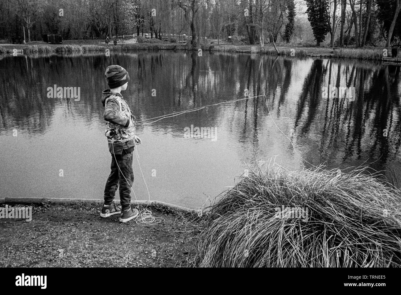 Garçon de dix ans à la pêche Dever Springs pêche à l'omble, Winchester, Hampshire, Angleterre, Royaume-Uni. Banque D'Images