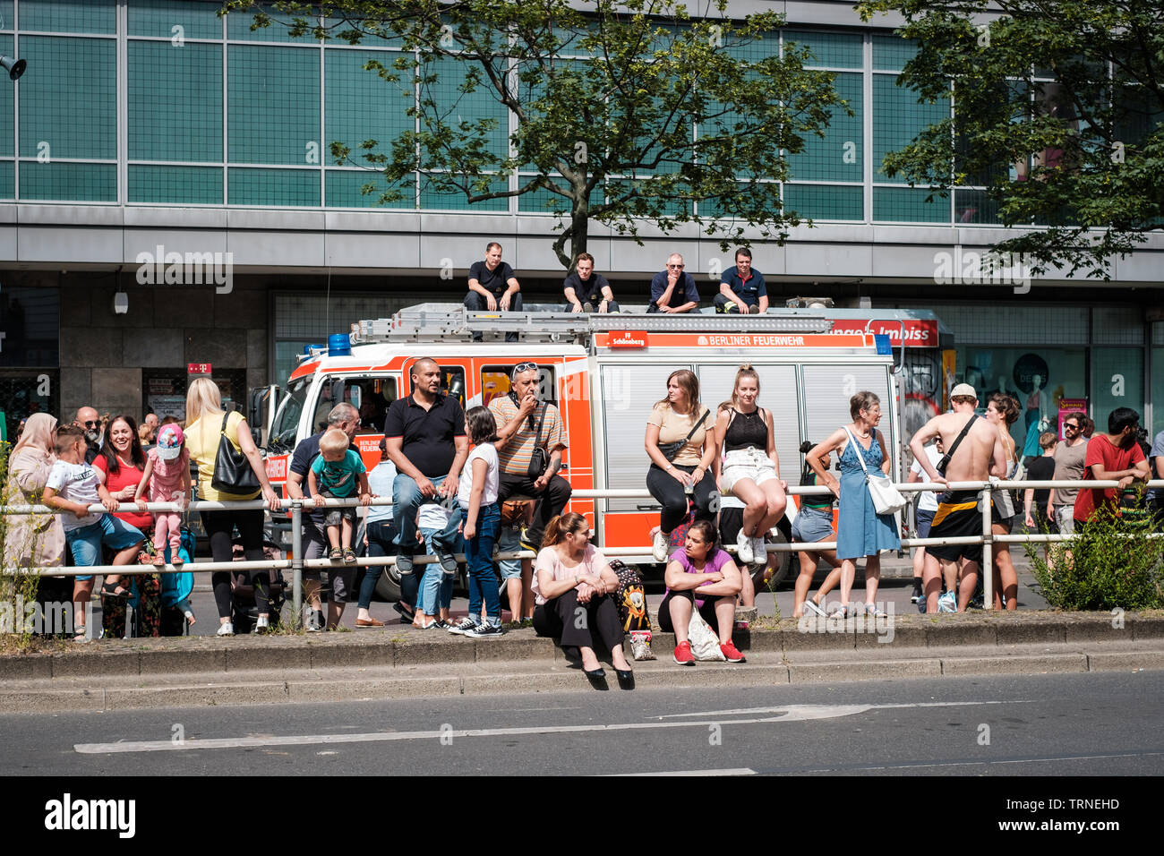 Berlin, Allemagne - juin 2019 : personnes /spectateurs sur le côté de la route à regarder Karneval der Kulturen (Carnaval des Cultures) à Berlin Banque D'Images