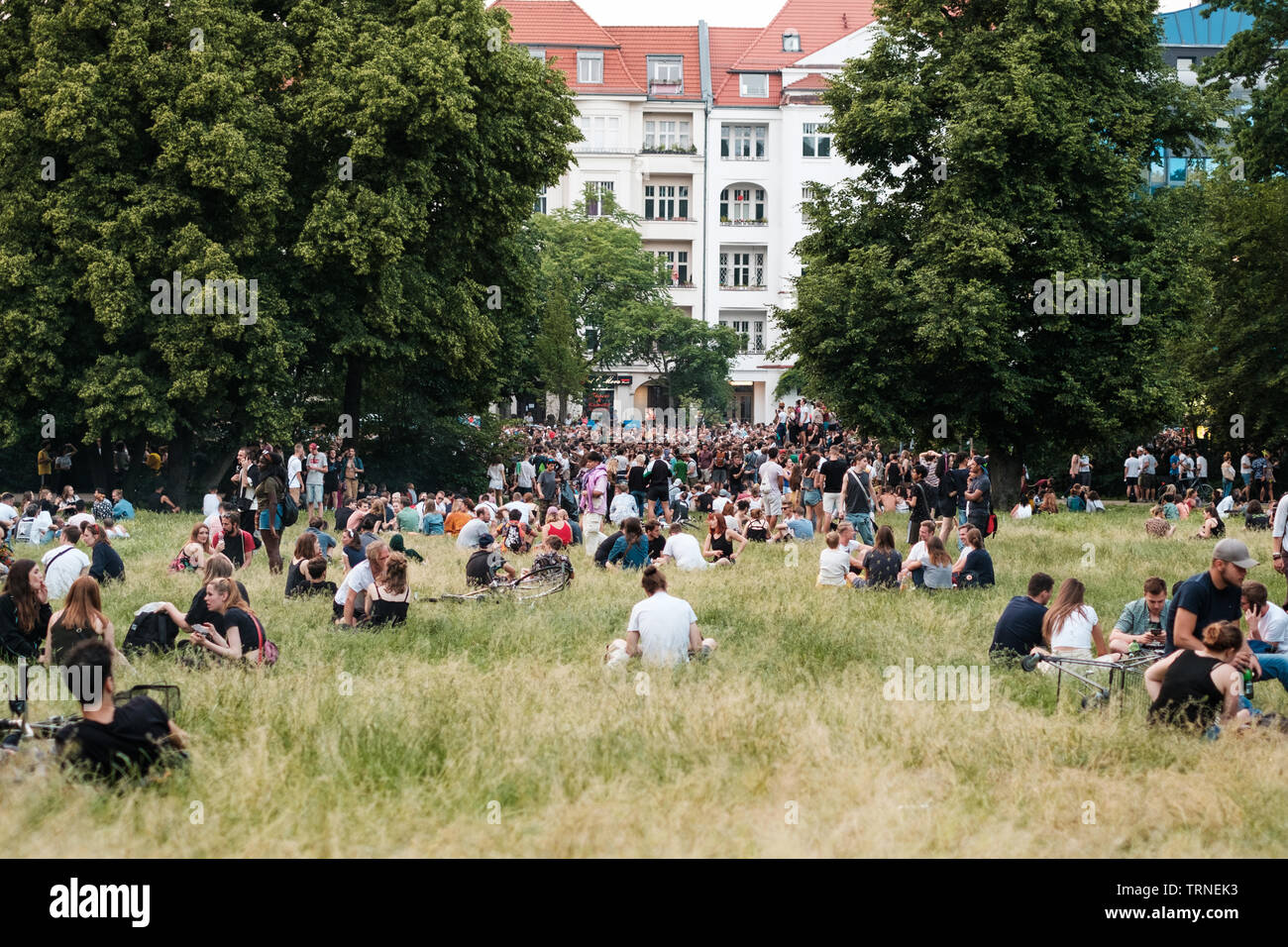 Berlin, Allemagne - juin 2019 : personnes entassées dans un parc public à Karneval der Kulturen (Carnaval des Cultures) à Berlin Banque D'Images