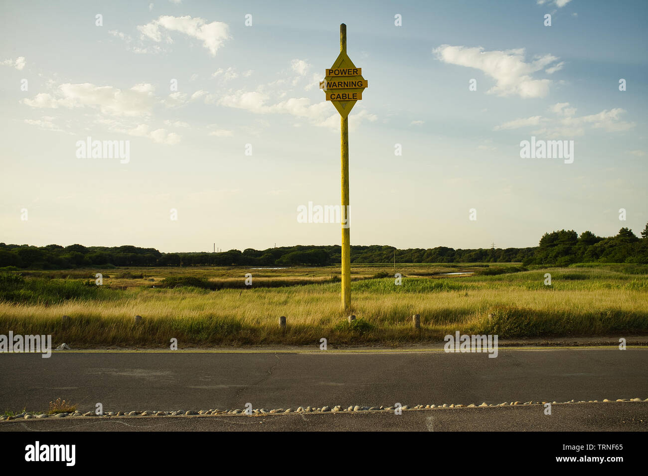 Panneau jaune du câble électrique sur Lepe Southampton Beach Banque D'Images