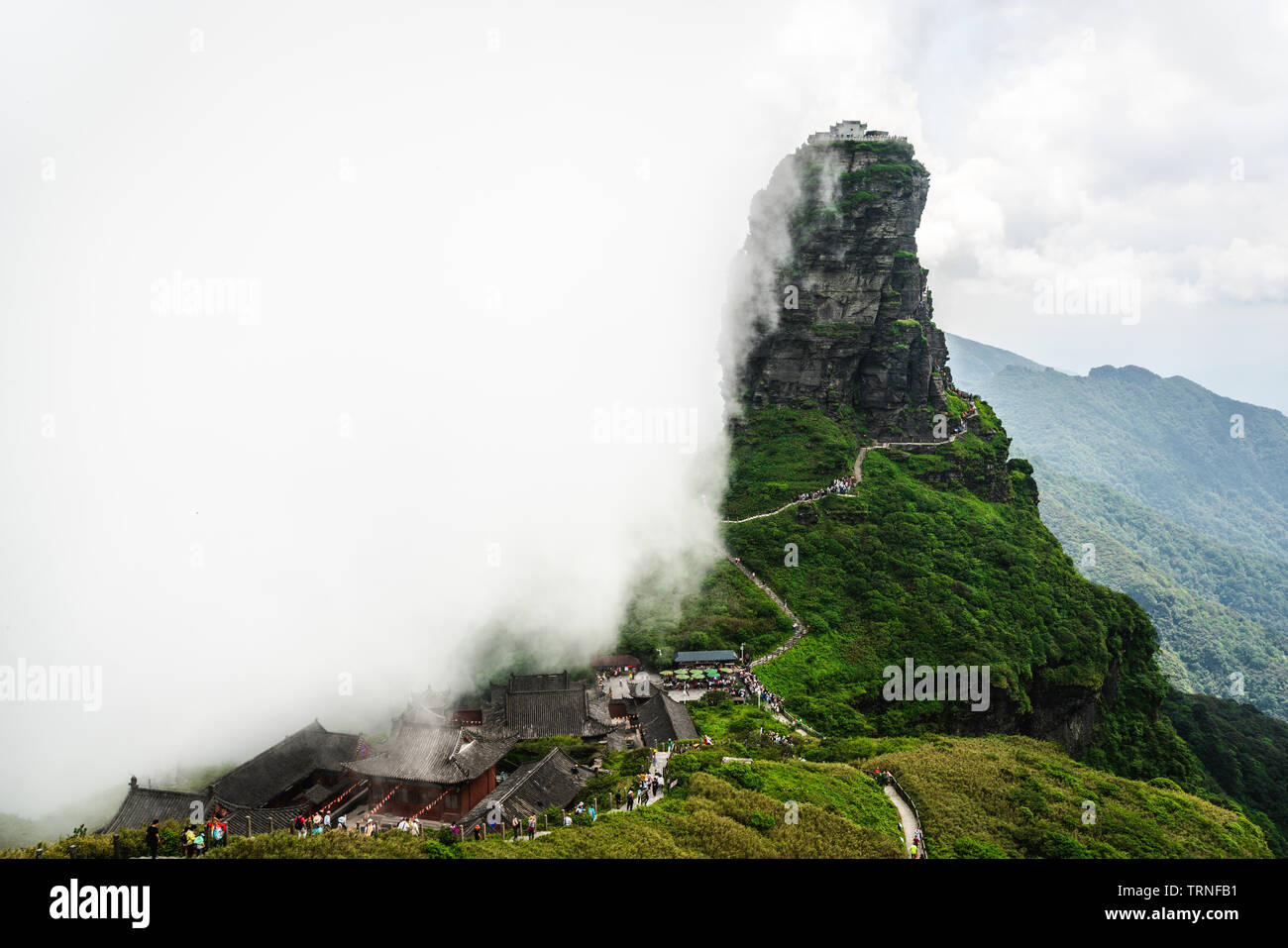 Fanjingshan paysage de montagne avec vue sur le nouveau sommet avec golden temple bouddhiste sur le haut dans les nuages en Chine Guizhou Banque D'Images