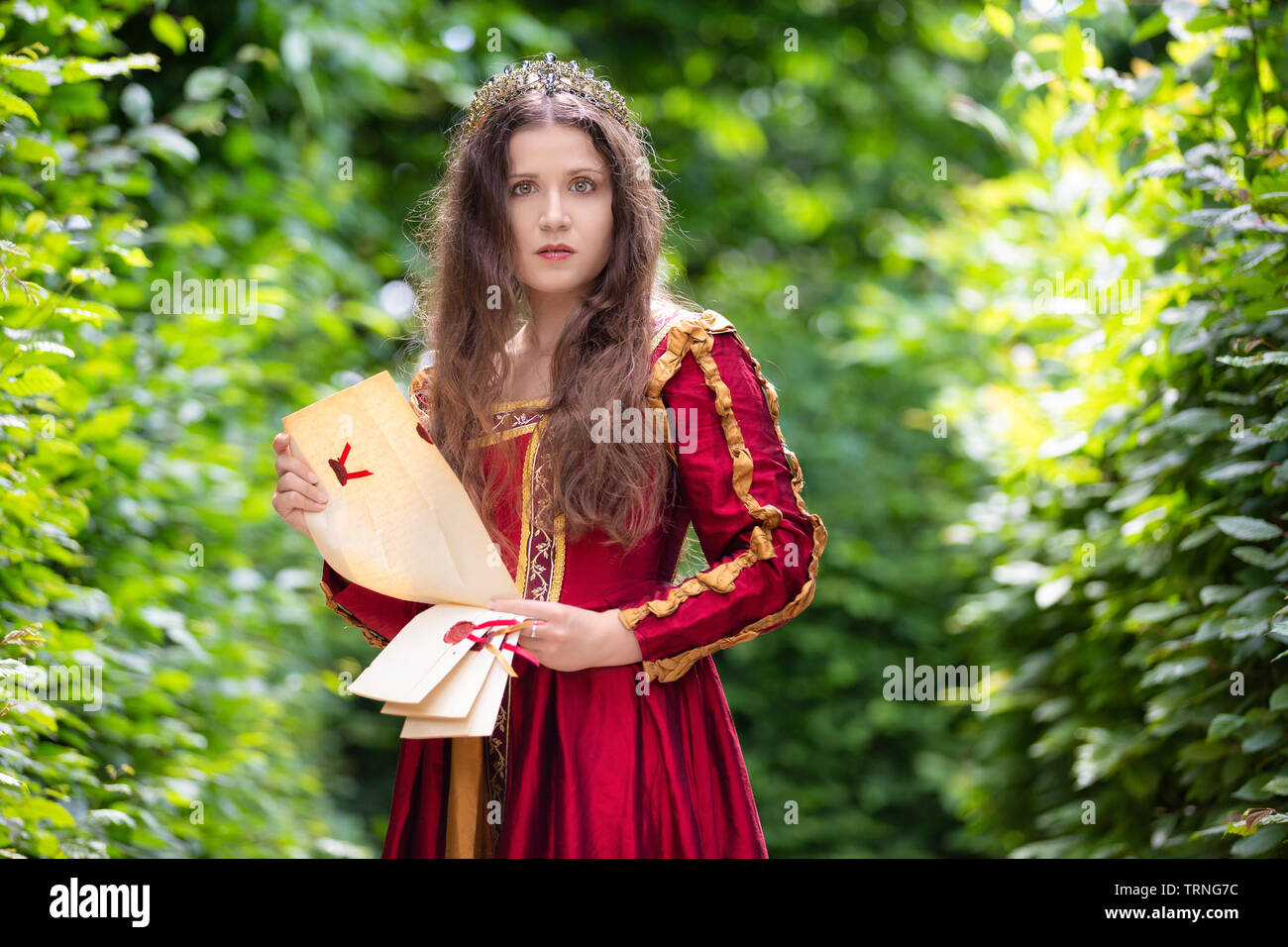 Femme en robe renaissance lisant une lettre Banque D'Images