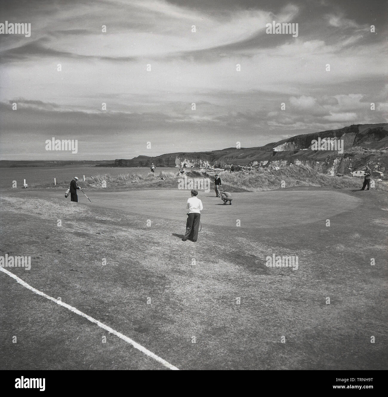 Années 1950, historiques, des golfeurs amateurs jouer au golf au club de golf Royal Portrush sur la côte de Causeway Antrim Nord en coopération, d'Antrim, en Irlande du Nord. Banque D'Images
