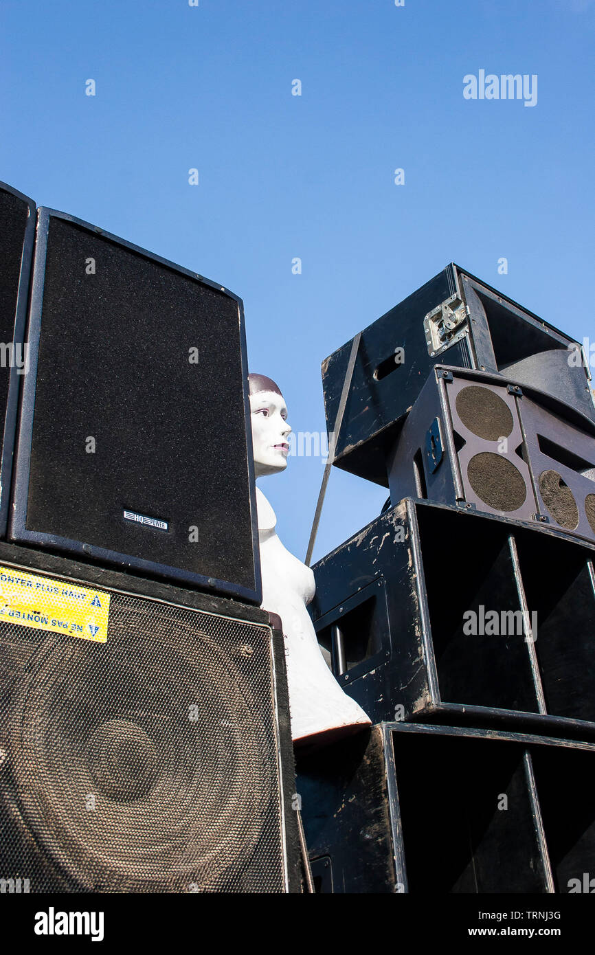 Un système audio énorme à la fête anti-Sonar gratuite de squat illégal rave en dehors du festival Sonar, Barcelone, Espagne Banque D'Images