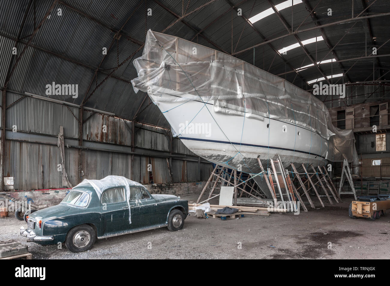 Crosshaven, Cork, Irlande. 10 Juin, 2019. Un vieux classique Rover 110 voiture et un yacht de course de l'océan, dans l'entreposage à Crosshaven, co Cork, Irlande. Banque D'Images