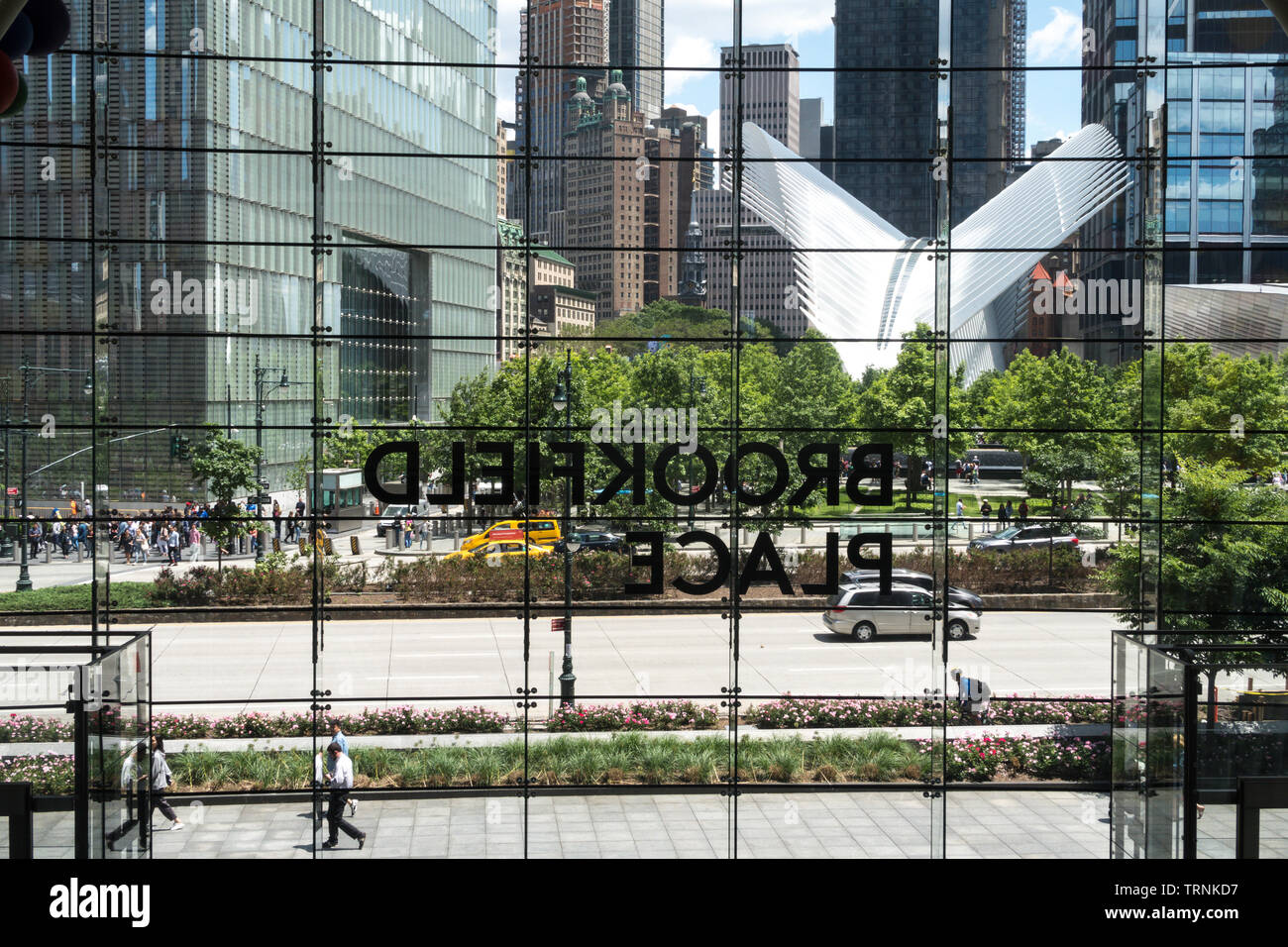 Regardant par Brookfield Place sur West Street le trafic et l'espace commémoratif du 11 septembre, NEW YORK, USA Banque D'Images