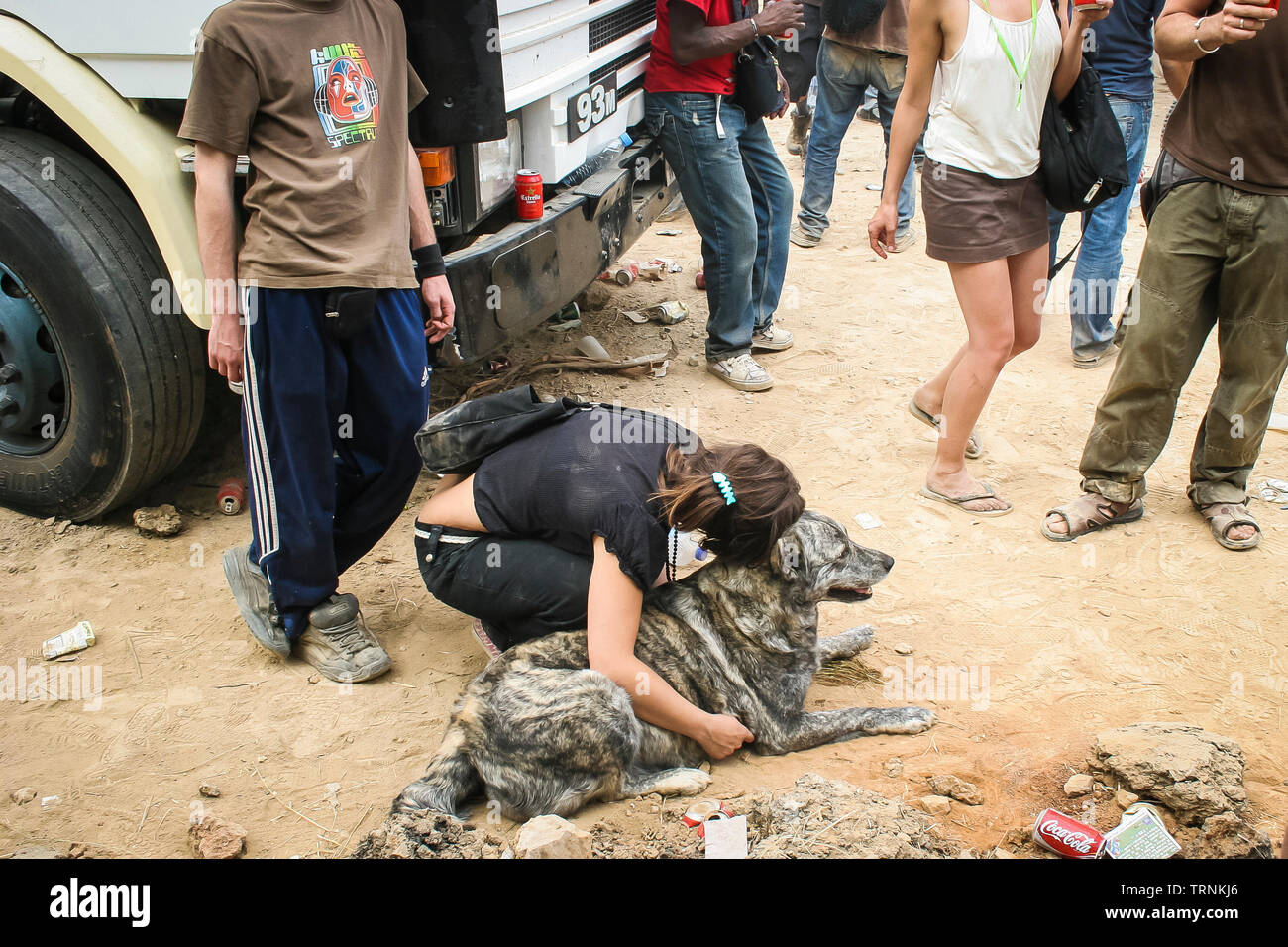 Une fille embrassant un chien Anti-Sonar gratuitement squat partie rave hors du festival du sondeur, Barcelone, Espagne Banque D'Images