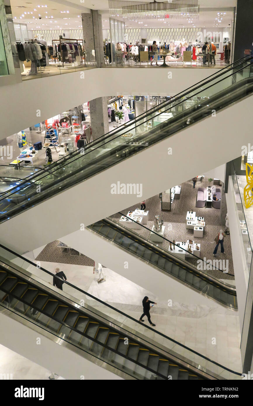 Escaliers mécaniques multi-niveaux à Hudson Yards shopping complex, New York City, USA Banque D'Images