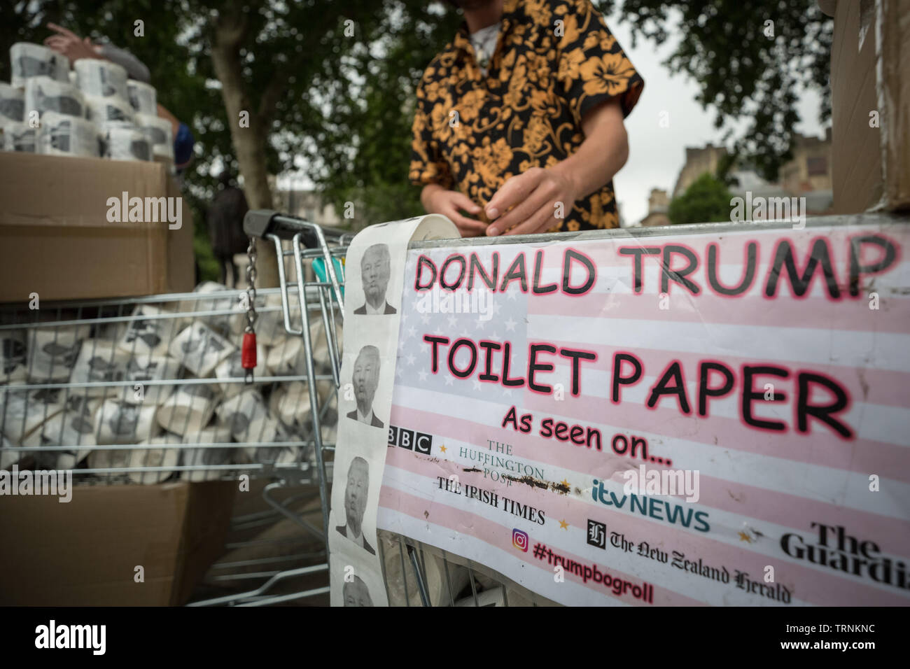 Londres, Royaume-Uni. 4 juin 2019. Donald Trump nouveauté papier toilette est vendu dans la place du Parlement dans le cadre des manifestations contre le président américain, Donald Trump's UK visite d'état. Crédit : Guy Josse/Alamy Live News Banque D'Images
