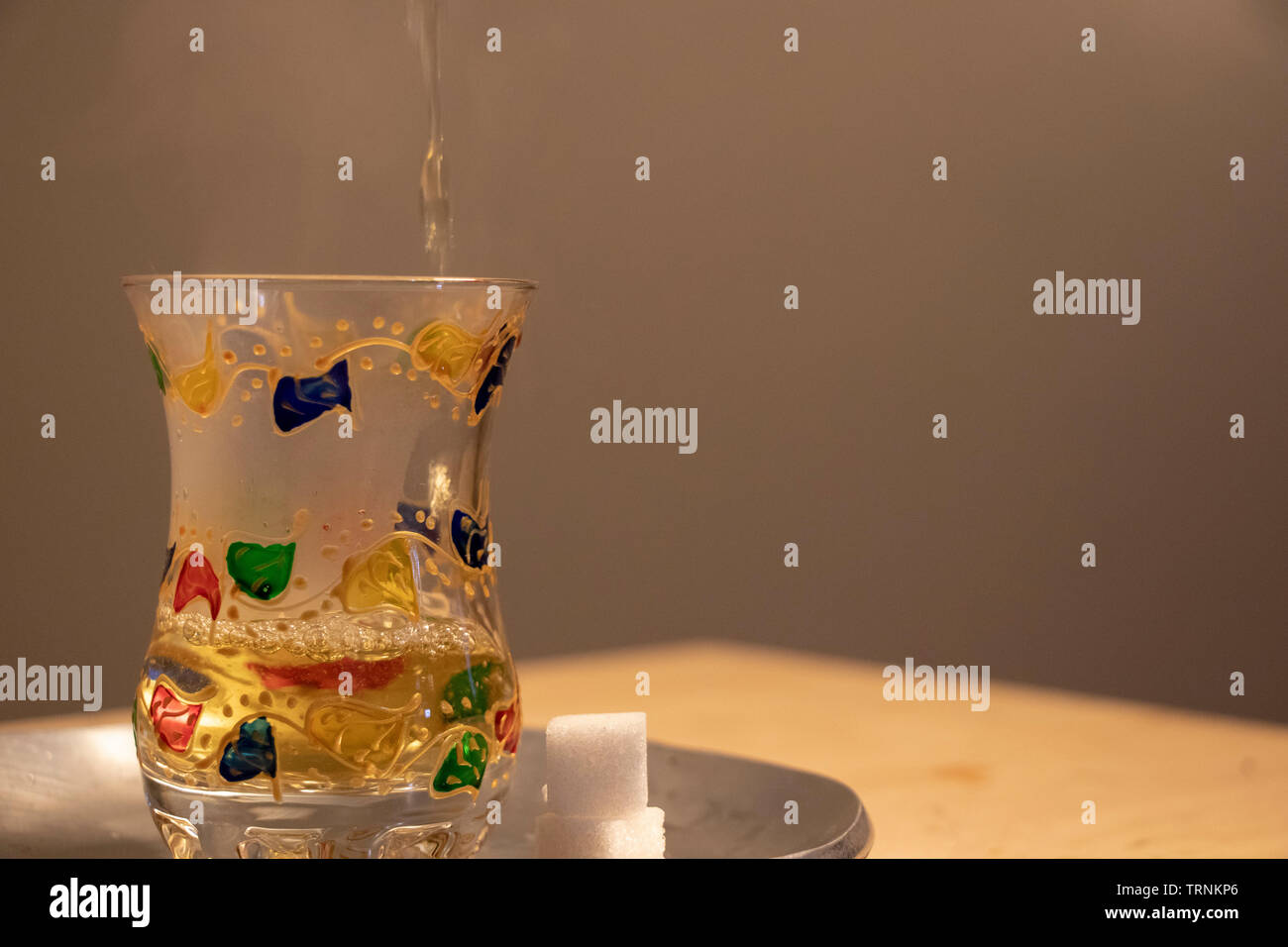 Verser le thé après la prière musulmane Banque D'Images