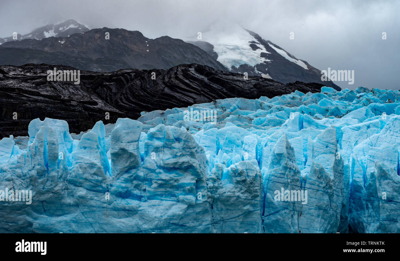 Le glacier bleu vif sur le lac Grey dans le Parc National Torres del Paine, Chili, Patagonie australe Banque D'Images