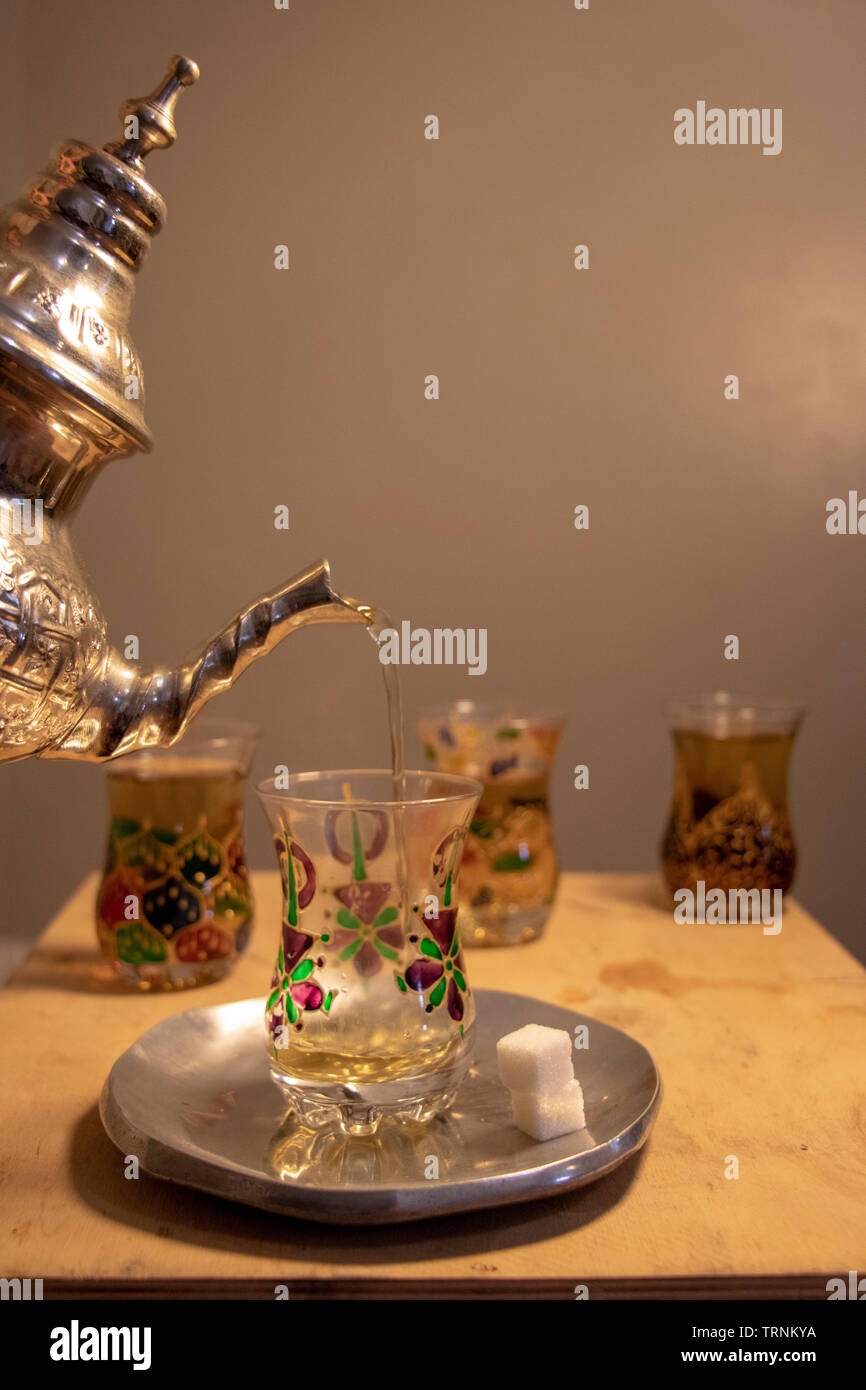 Verser le thé Banque D'Images