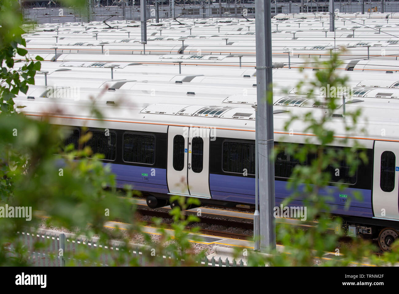 L'image montre la nouvelle traverse la classe Bombardier trains 345 assis dans des voies de garage à l'ancienne commune de chêne,Londres la semaine dernière.Les trains étaient destinés à être en marche maintenant, mais des retards dans la nouvelle ligne signifie qu'ils pourraient ne pas être utilisés jusqu'en 2021. Nouvelles photos aériennes montrent des dizaines de traverse de neuf trains de high-tech au repos dans un Londres depot en attente d'être utilisé. Les trains font partie d'une flotte de 1 milliard de livres sterling commandée pour le projet ferroviaire phare qu'on estime à 17,6 milliards de livres autour de l'établissement des coûts. Traverse ont acheté 70 trains, qui ont chacun une capacité de 1 500 passagers, mais seulement 15 d'entre eux sont en cours d'utilisation sur les ex Banque D'Images