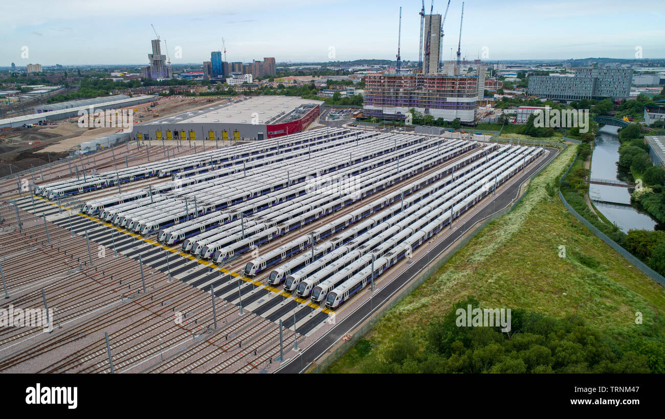 L'image montre la nouvelle traverse la classe Bombardier trains 345 assis dans des voies de garage à l'ancienne commune de chêne,Londres la semaine dernière.Les trains étaient destinés à être en marche maintenant, mais des retards dans la nouvelle ligne signifie qu'ils pourraient ne pas être utilisés jusqu'en 2021. Nouvelles photos aériennes montrent des dizaines de traverse de neuf trains de high-tech au repos dans un Londres depot en attente d'être utilisé. Les trains font partie d'une flotte de 1 milliard de livres sterling commandée pour le projet ferroviaire phare qu'on estime à 17,6 milliards de livres autour de l'établissement des coûts. Traverse ont acheté 70 trains, qui ont chacun une capacité de 1 500 passagers, mais seulement 15 d'entre eux sont en cours d'utilisation sur les ex Banque D'Images