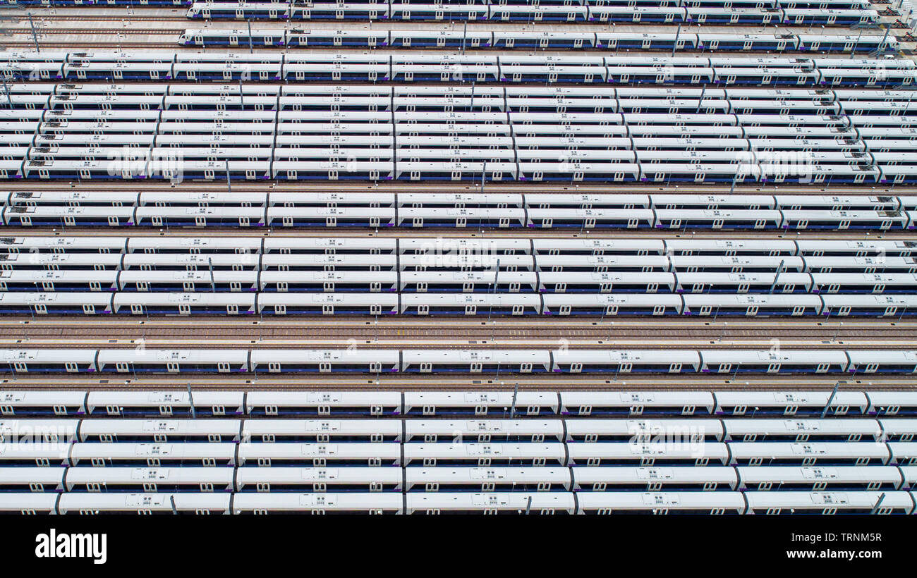 L'image montre la nouvelle traverse la classe Bombardier trains 345 assis dans des voies de garage à l'ancienne commune de chêne,Londres la semaine dernière.Les trains étaient destinés à être en marche maintenant, mais des retards dans la nouvelle ligne signifie qu'ils pourraient ne pas être utilisés jusqu'en 2021. Nouvelles photos aériennes montrent des dizaines de traverse de neuf trains de high-tech au repos dans un Londres depot en attente d'être utilisé. Les trains font partie d'une flotte de 1 milliard de livres sterling commandée pour le projet ferroviaire phare qu'on estime à 17,6 milliards de livres autour de l'établissement des coûts. Traverse ont acheté 70 trains, qui ont chacun une capacité de 1 500 passagers, mais seulement 15 d'entre eux sont en cours d'utilisation sur les ex Banque D'Images